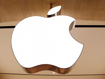 apple-sign-logo-grand-central-apple-store-opening-december-9-2011-bi-dng