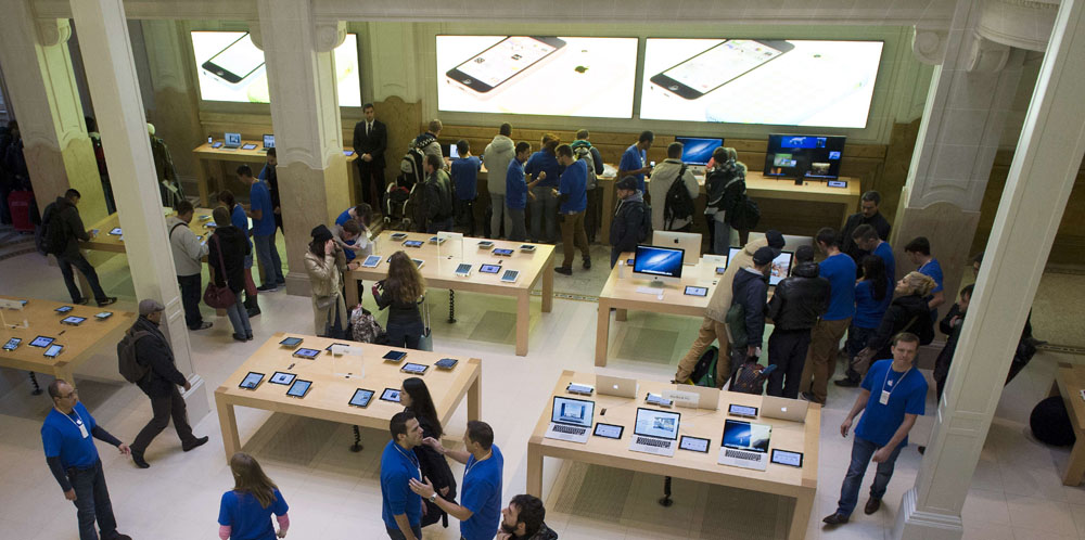 Customers buy Apple's new iPhone 5 smart