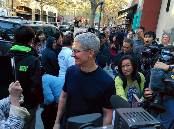 Tim Cook recently visited Palo Alto Apple Store alongside Steve Dowling