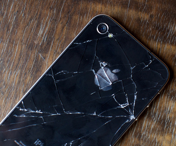Разбитый 13 айфон. Разбитый айфон. Сломанный айфон. Разбитые айфоны. Разбитый экран.