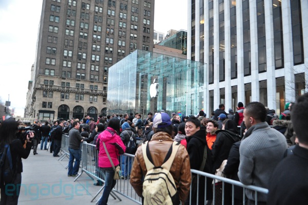 Some Apple stores re-stocked with iPad 2s, more devices due tomorrow ...