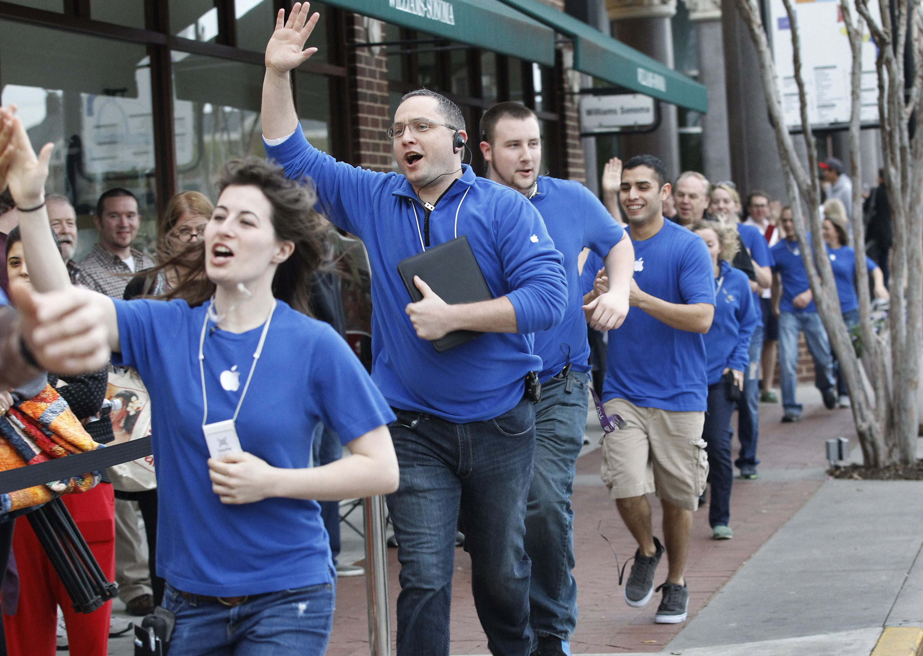 Apple employees. Сотрудники Apple. Сотрудники компании Эппл. Персонал Apple компания. Сотрудники Apple Store.