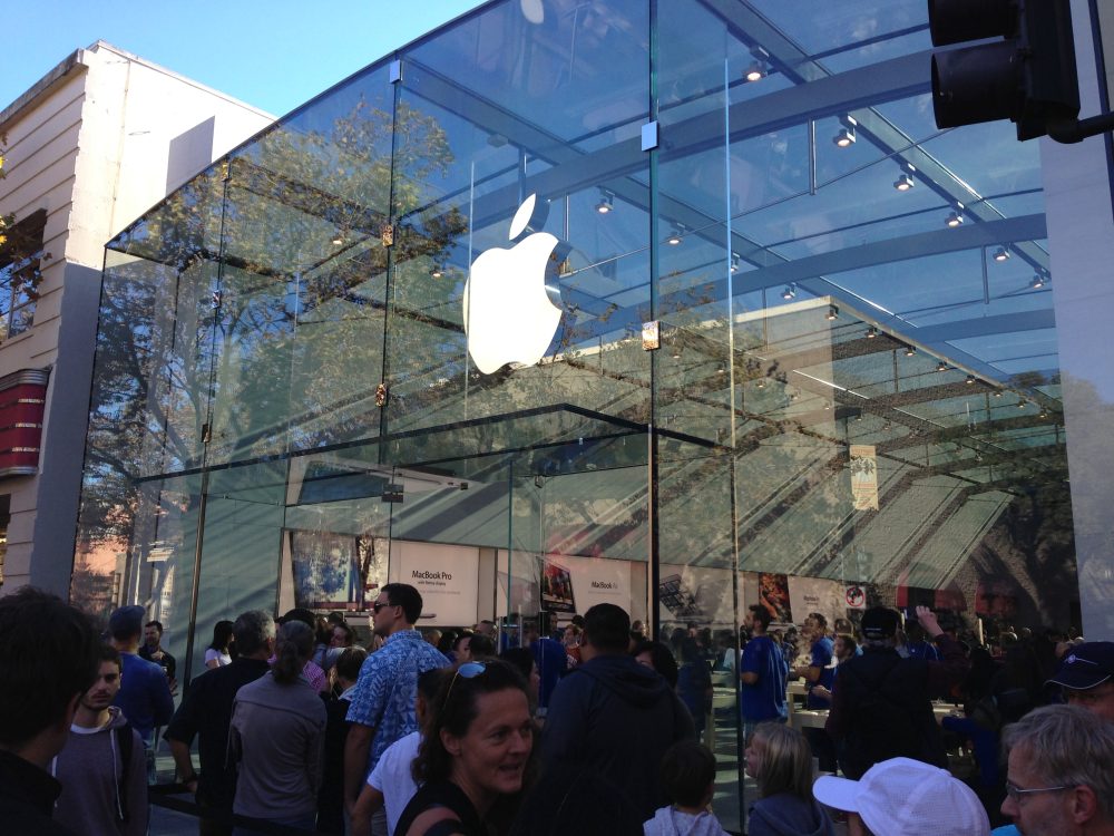 New Palo Alto Apple Store with beautiful glass front opened to the