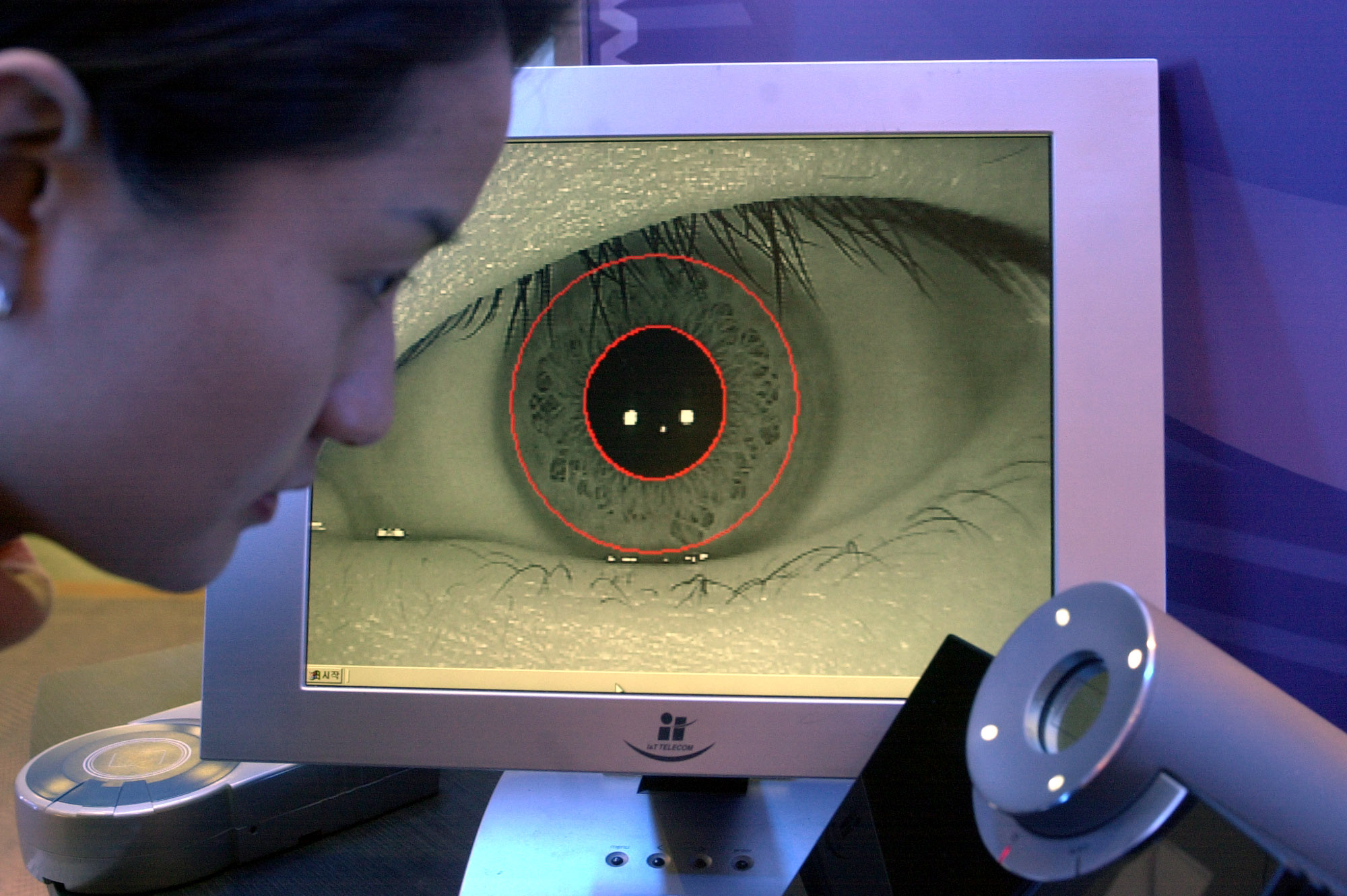 Apple continues hiring raid on medical sensor field as it develops eye ...