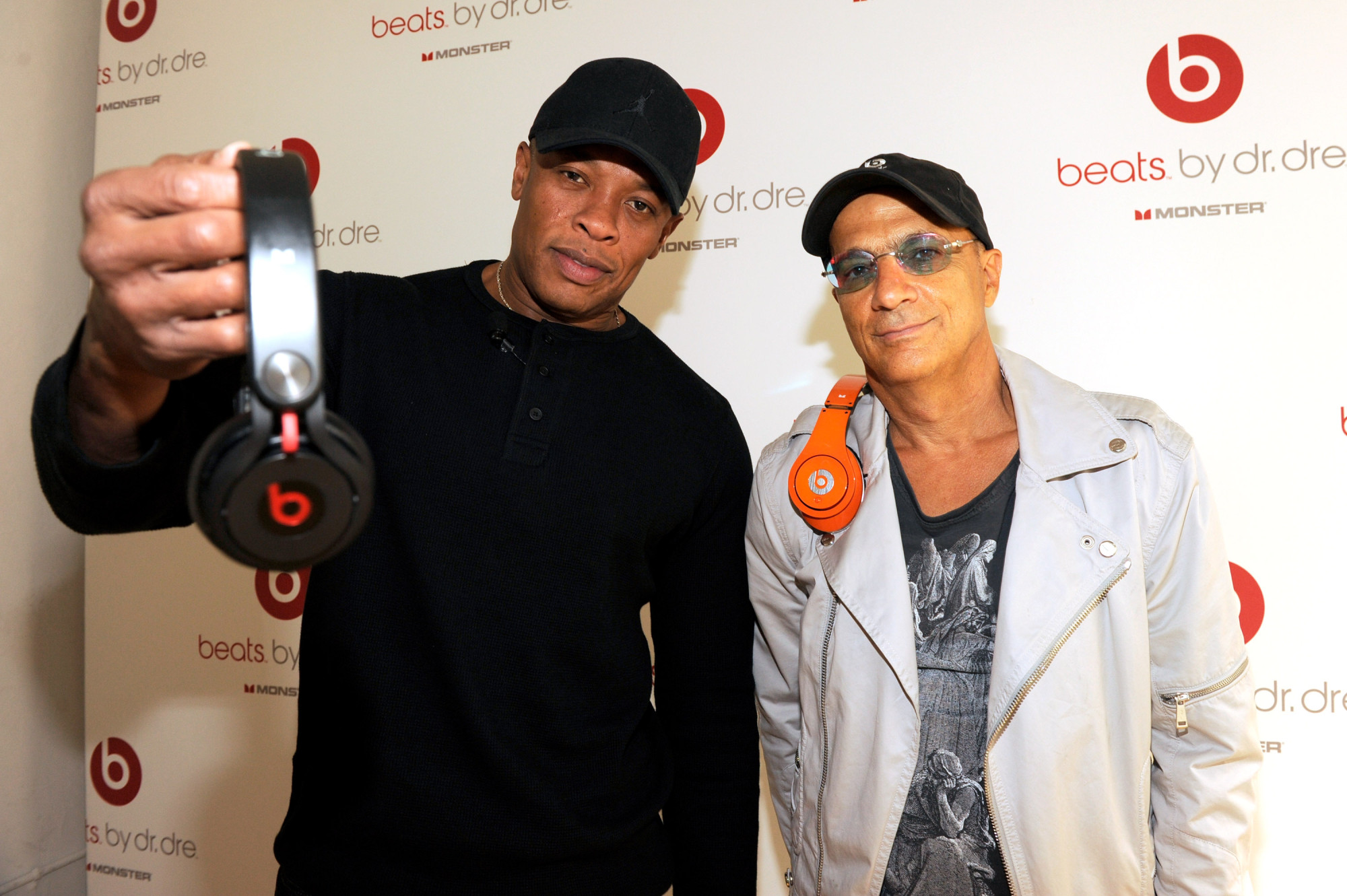 Dr. Dre 2011 Holiday 제품 라인업의 Jimmy Iovine과 Dre Dre Fooveil Beats