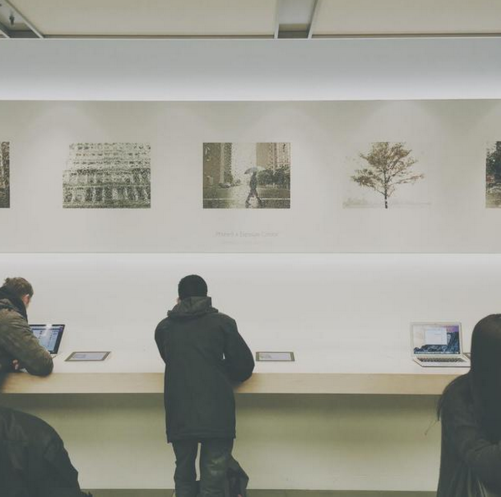 Apple gallery. Apple галерея. АПЛ музыкант. Эппл галерея Тбилиси. Клонировать ЭПП галерея на эпл.