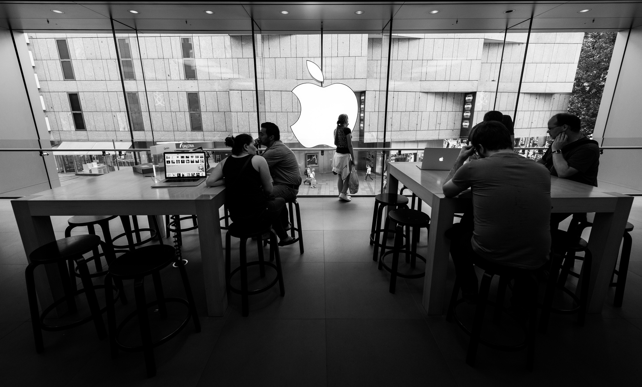 Apple to overhaul Genius Bar, changing appointments and using phones as