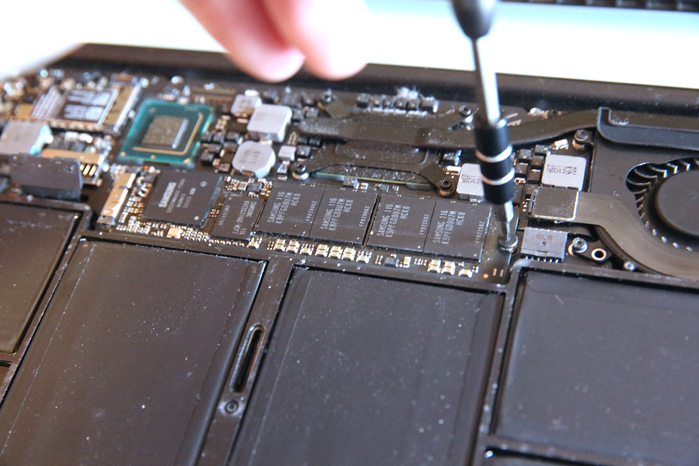 How-To: Upgrade the SSD in MacBook Air or Retina MacBook Pro, boosting size & speed - 9to5Mac