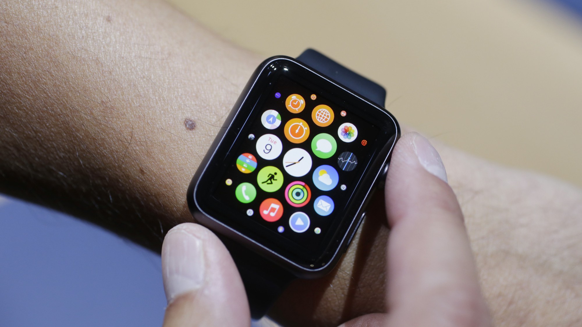 apple-watch-s-retail-sales-pitch-revealed-3-key-features-switch-to