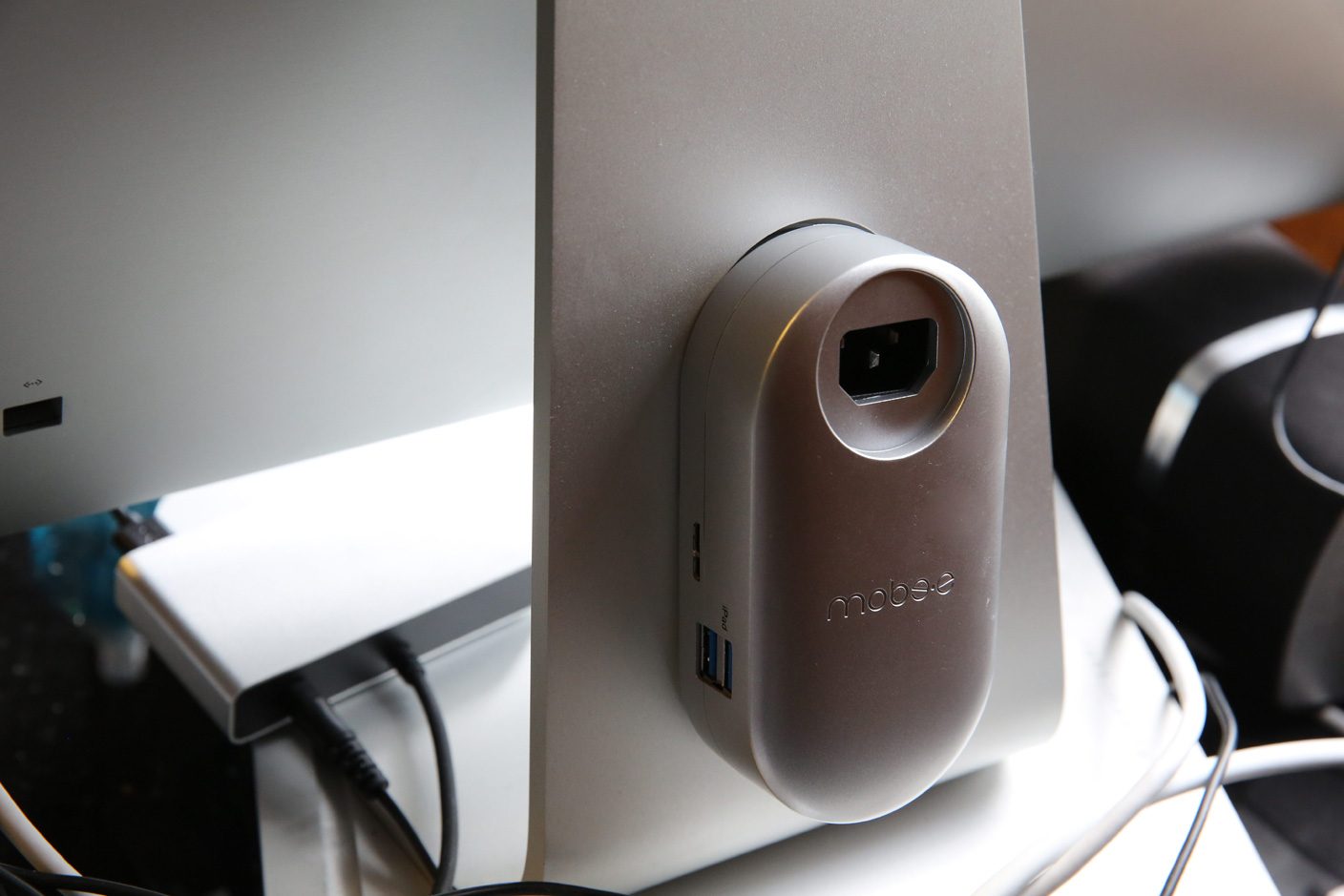 Review Mobee S Magic Hub Hijacks Your Imac S Stand To Add 3 Hidden Usb 3 0 Ports 2 1 Amp Charging 9to5mac