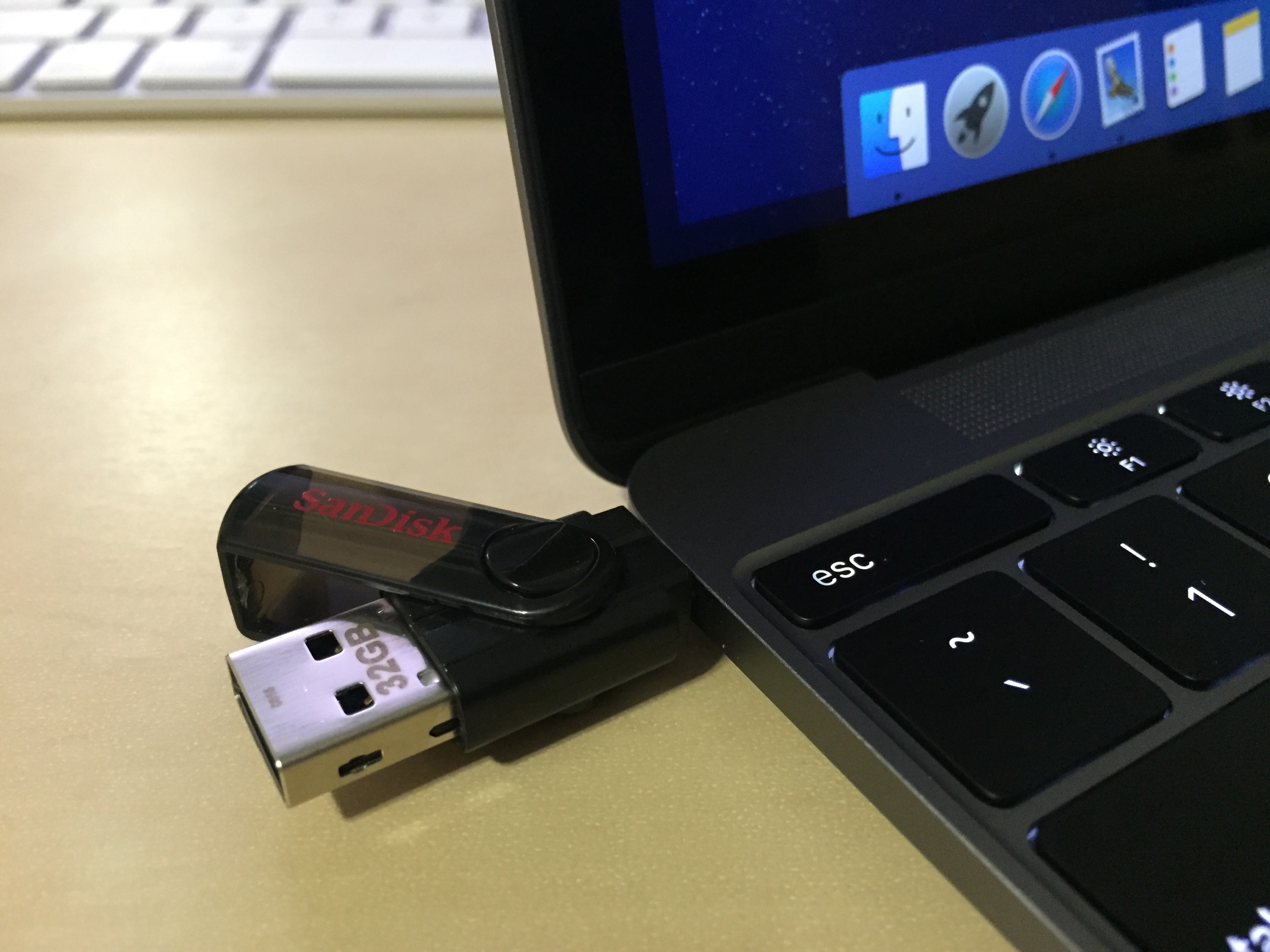 how to transfer files from macbook air to flash drive