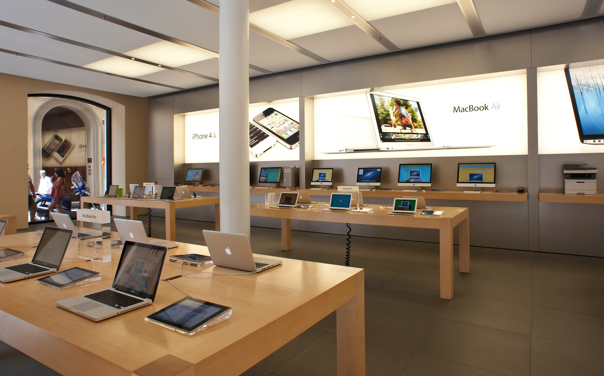 Apple Store Shopping for Macs iPhones & iPads