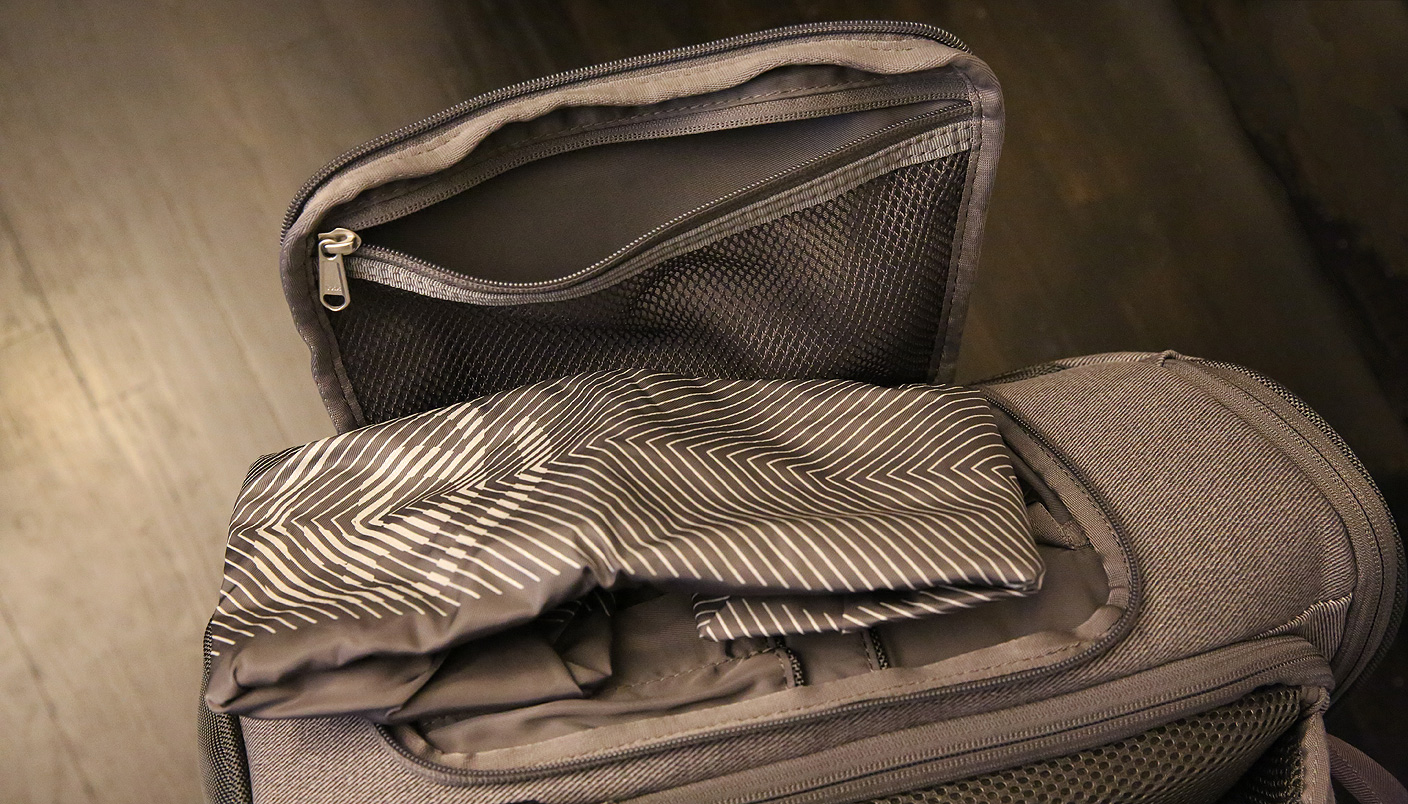 Review: The Booq Boa Courier 13 Graphite Laptop Messenger Bag - YouTube
