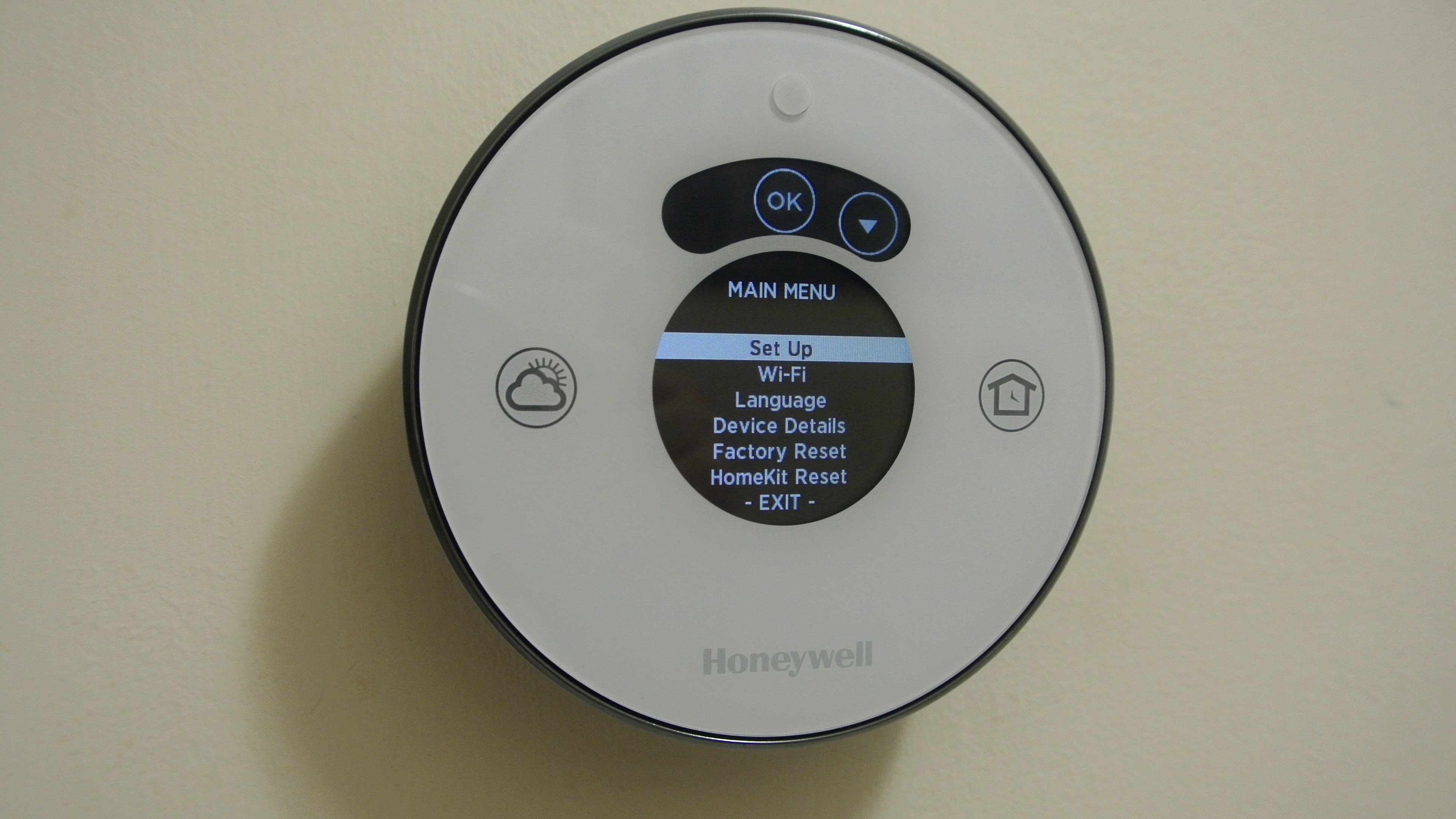 Review Honeywell Lyric Round Wi Fi Thermostat Matches Homekit Smarts With Traditional Style 6368