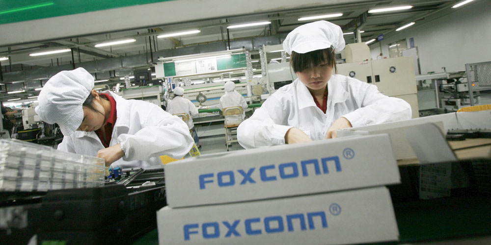 Workers are seen inside a Foxconn factory in the township of Longhua in the southern Guangdong province in this May 26, 2010 file photo. A broad and bruising downturn is sweeping through China's giant manufacturing sector, ensnaring thousands of factories already fighting for survival in the face of plunging profit margins. To match Feature CHINA-ECONOMY/FACTORIES REUTERS/Bobby Yip/Files (CHINA - Tags: BUSINESS EMPLOYMENT)