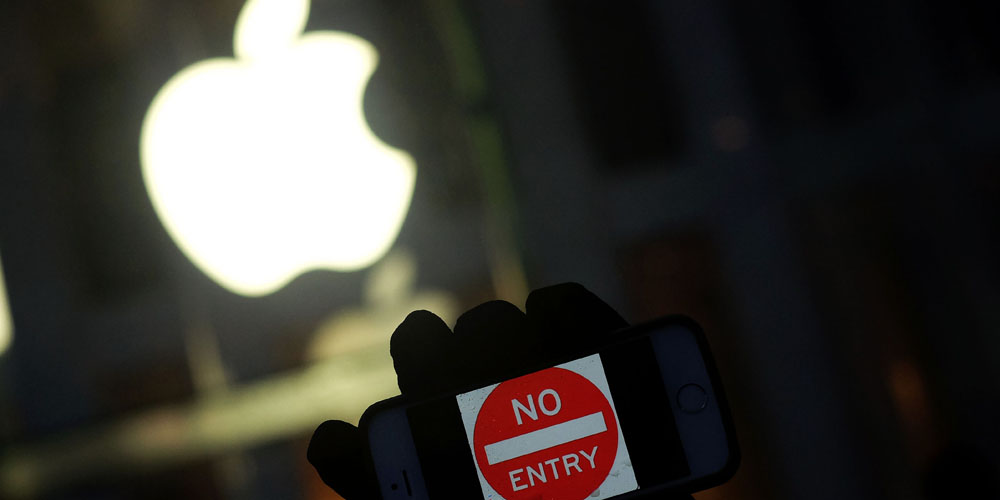 An anti-government protester holds up his iPhone with a sign "No Entry" during a demonstration near the Apple store on Fifth Avenue in New York on February 23, 2016. Apple is battling the US government over unlocking devices in at least 10 cases in addition to its high-profile dispute involving the iPhone of one of the San Bernardino attackers, court documents show. Apple has been locked in a legal and public relations battle with the US government in the California case, where the FBI is seeking technical assistance in hacking the iPhone of Syed Farook, a US citizen, who with his Pakistani wife Tashfeen Malik in December gunned down 14 people. / AFP / Jewel SamadJEWEL SAMAD/AFP/Getty Images ORIG FILE ID: 549279033