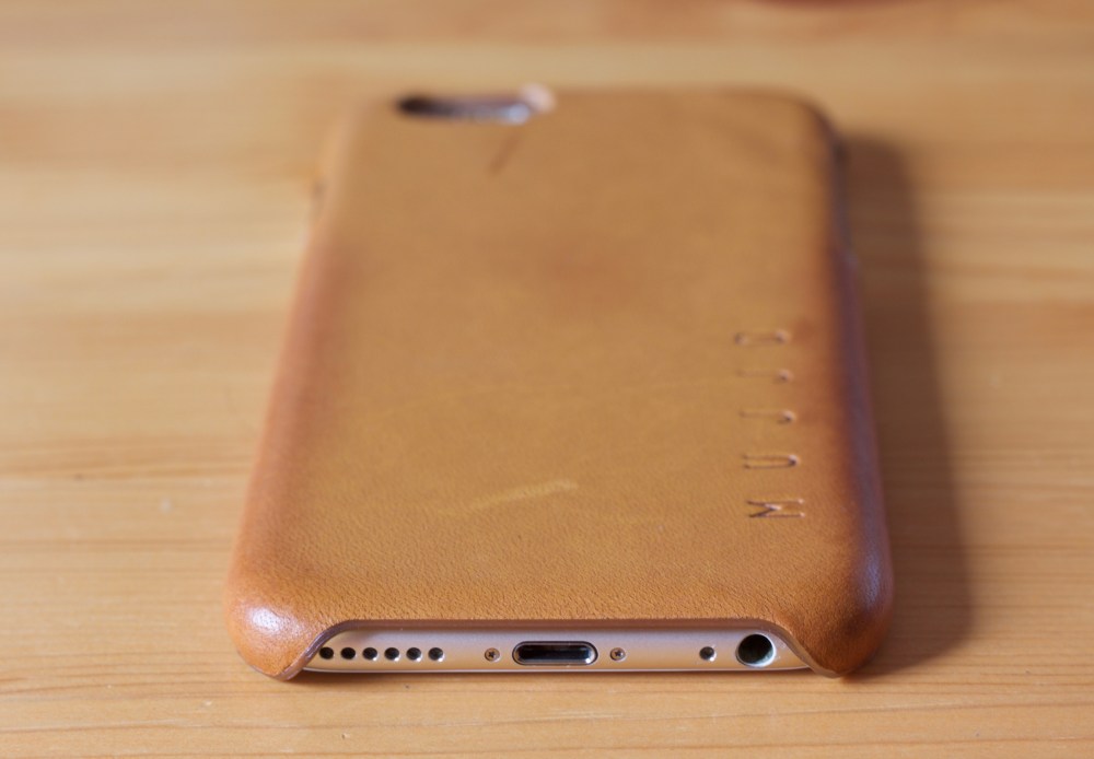 Mujjo Leather Case in Tan with an iPhone 6 inside bottom view