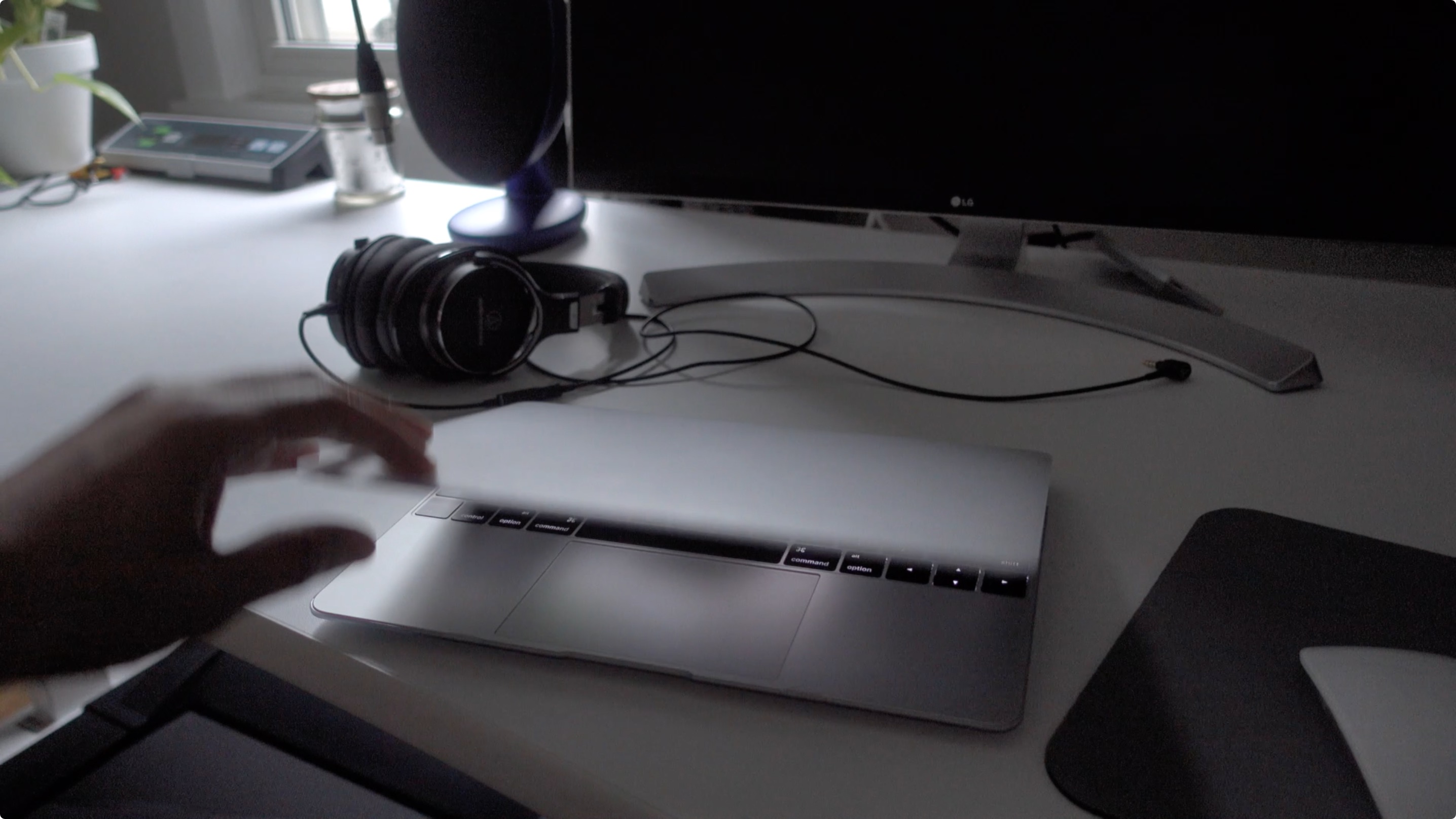 2016 MacBook clamshell mode