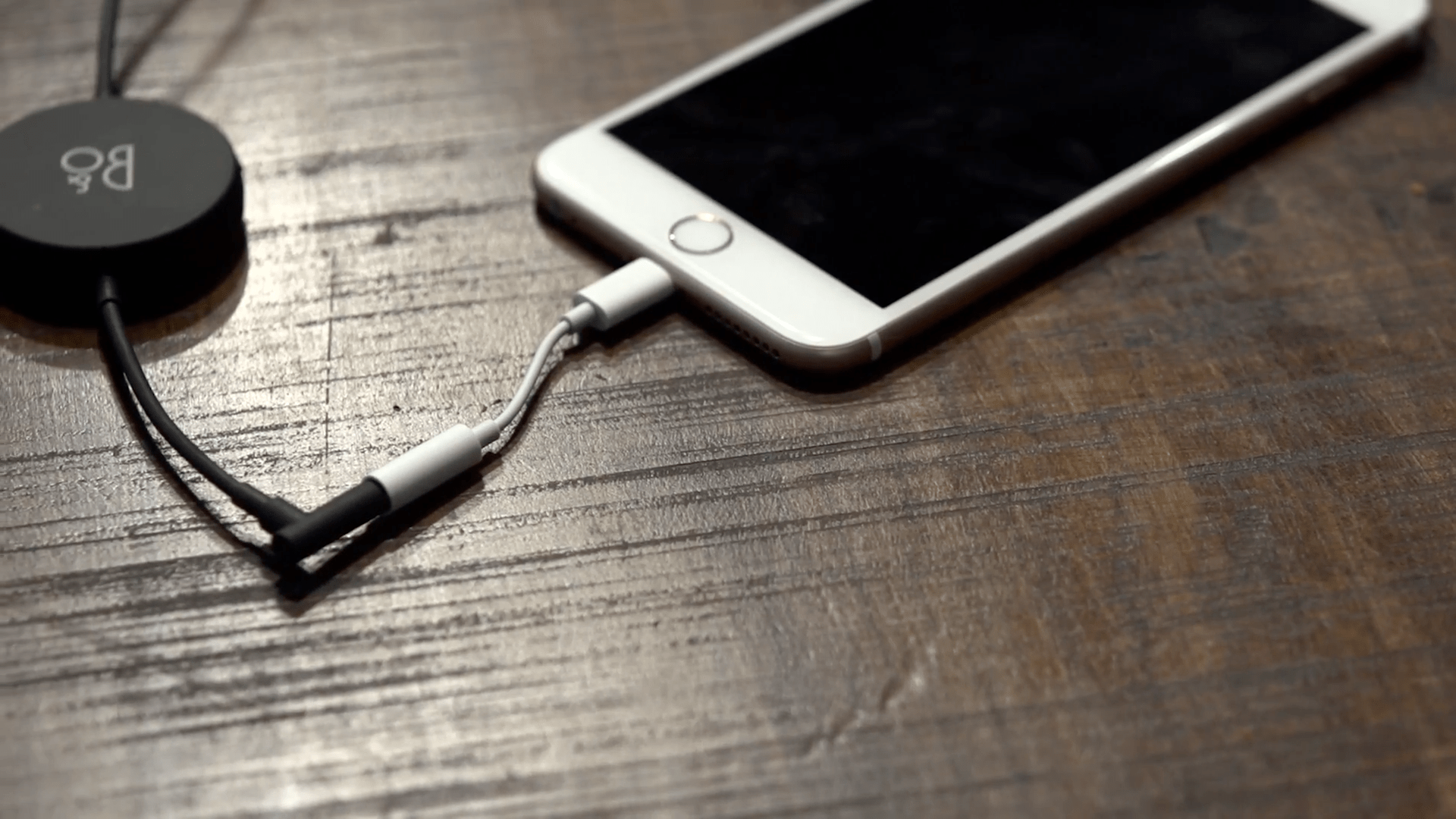 video-appears-to-show-official-lightning-to-3-5mm-adapter-for-iphone-7