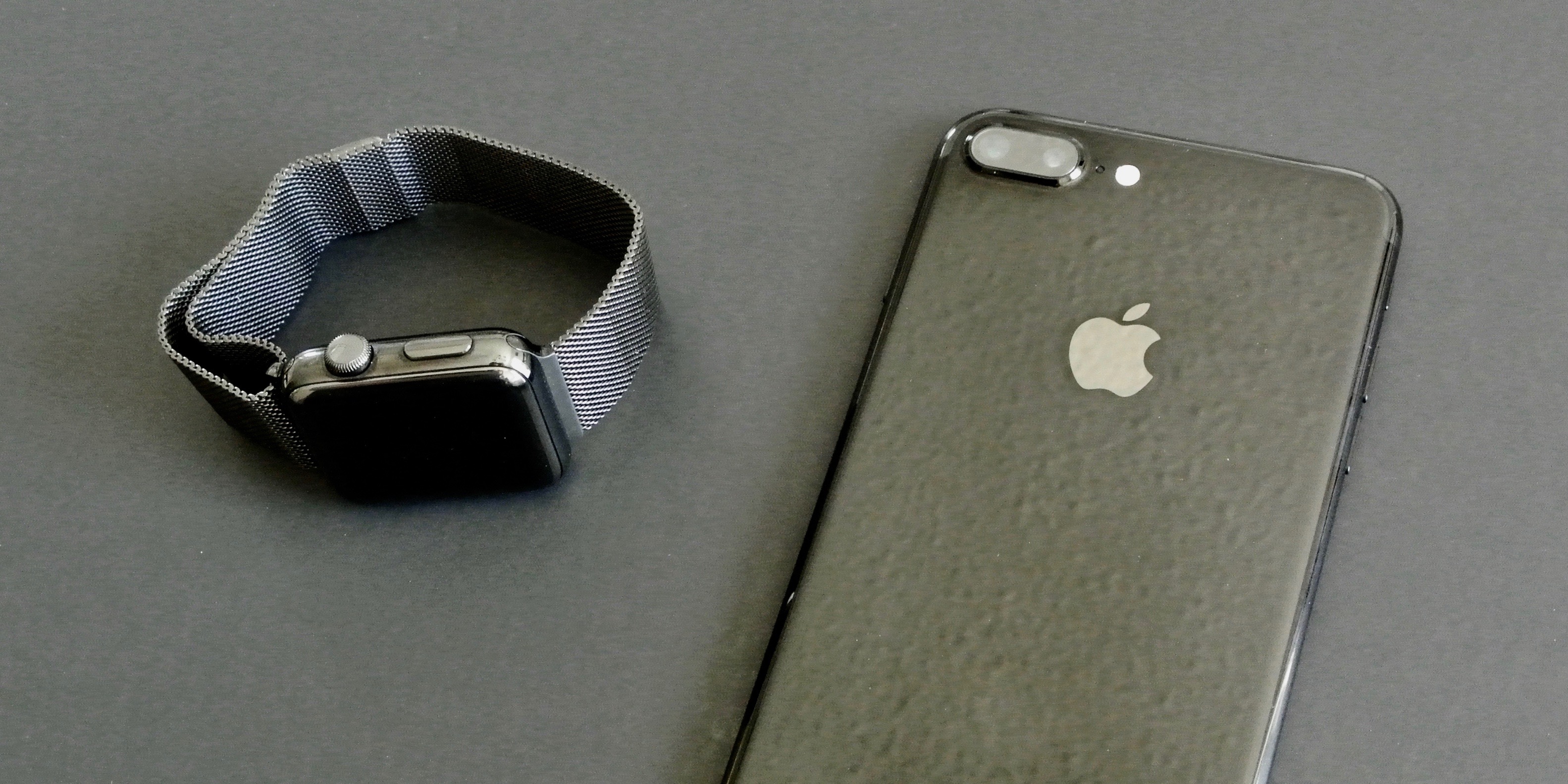 Here s how iPhone 7 Jet Black compares to Apple Watch Space Black