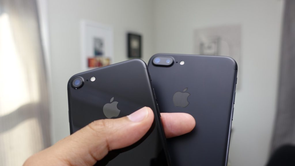 Black & Jet Black: Unboxing the new iPhone 7, iPhone 7 Plus with Lightning  headphones