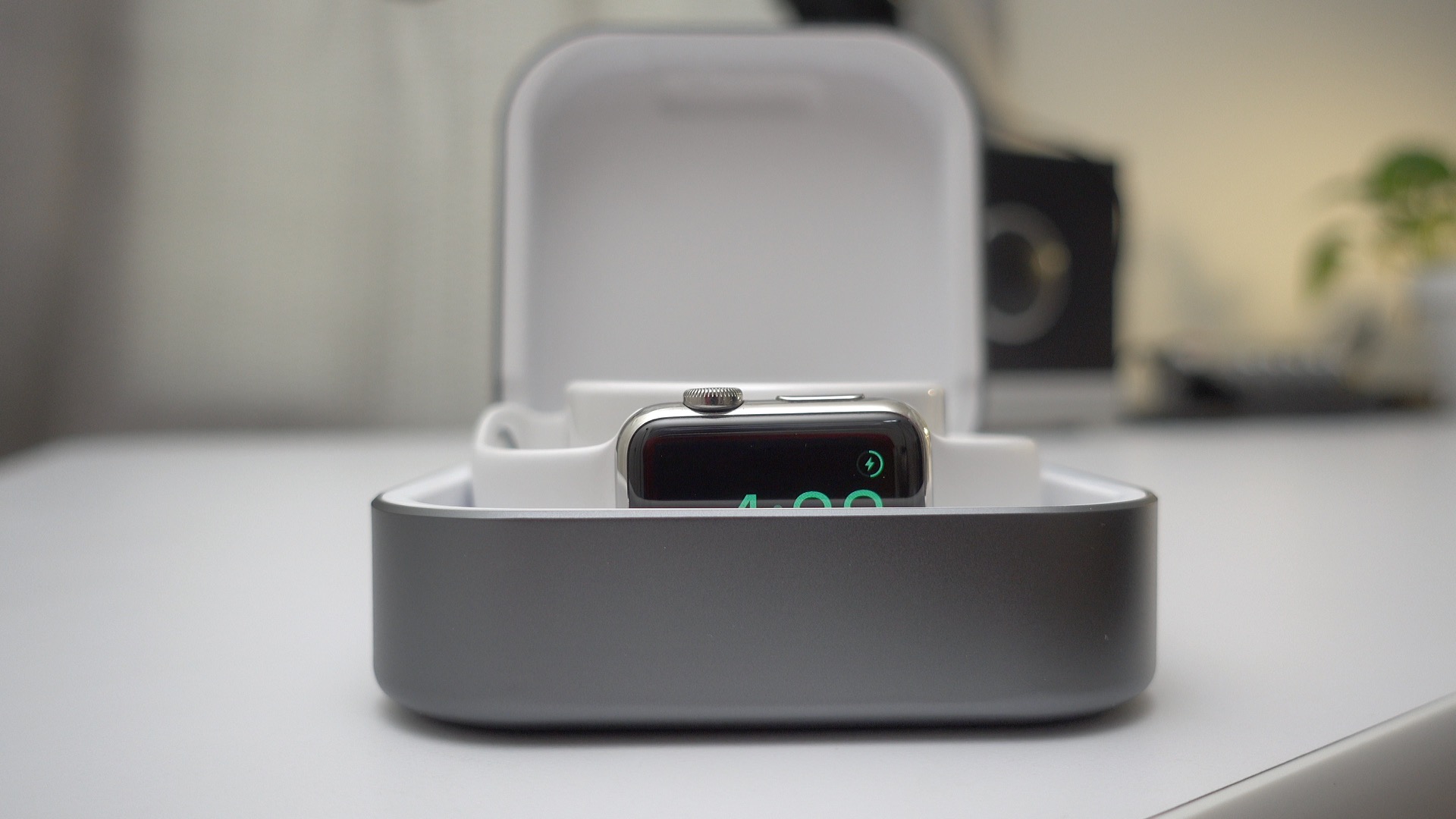 Review: Amber Watchcase Power Bank is hands down one of the best Apple Watch  accessories [Video] - 9to5Mac