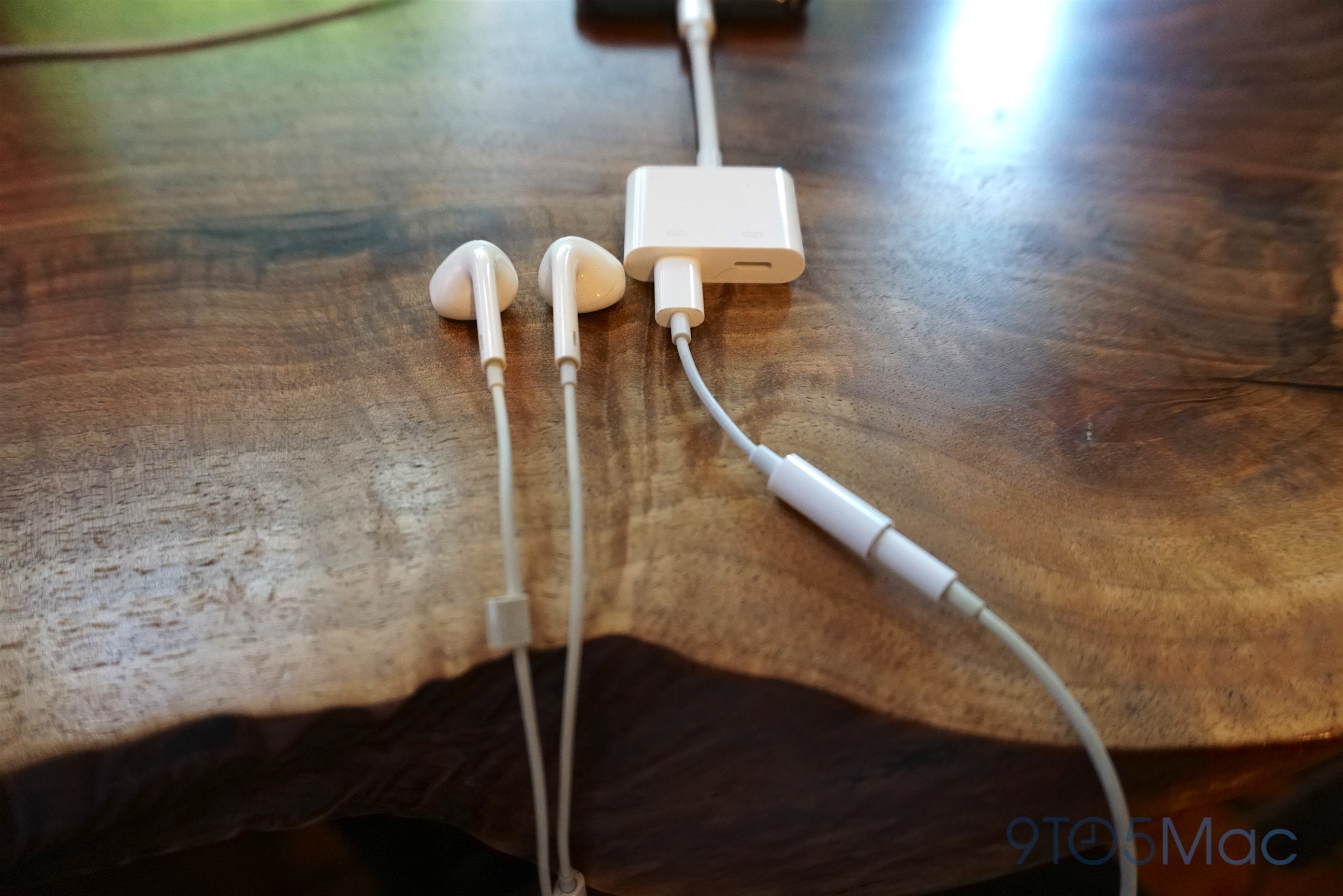 Подключись к наушникам apple. Наушники Apple Earpods Lightning. Earpods Lightning 3.5 Jack. Наушники эпл проводные Лайтинг. Переходник для Лайтнинг наушников AIRPODS Pro.