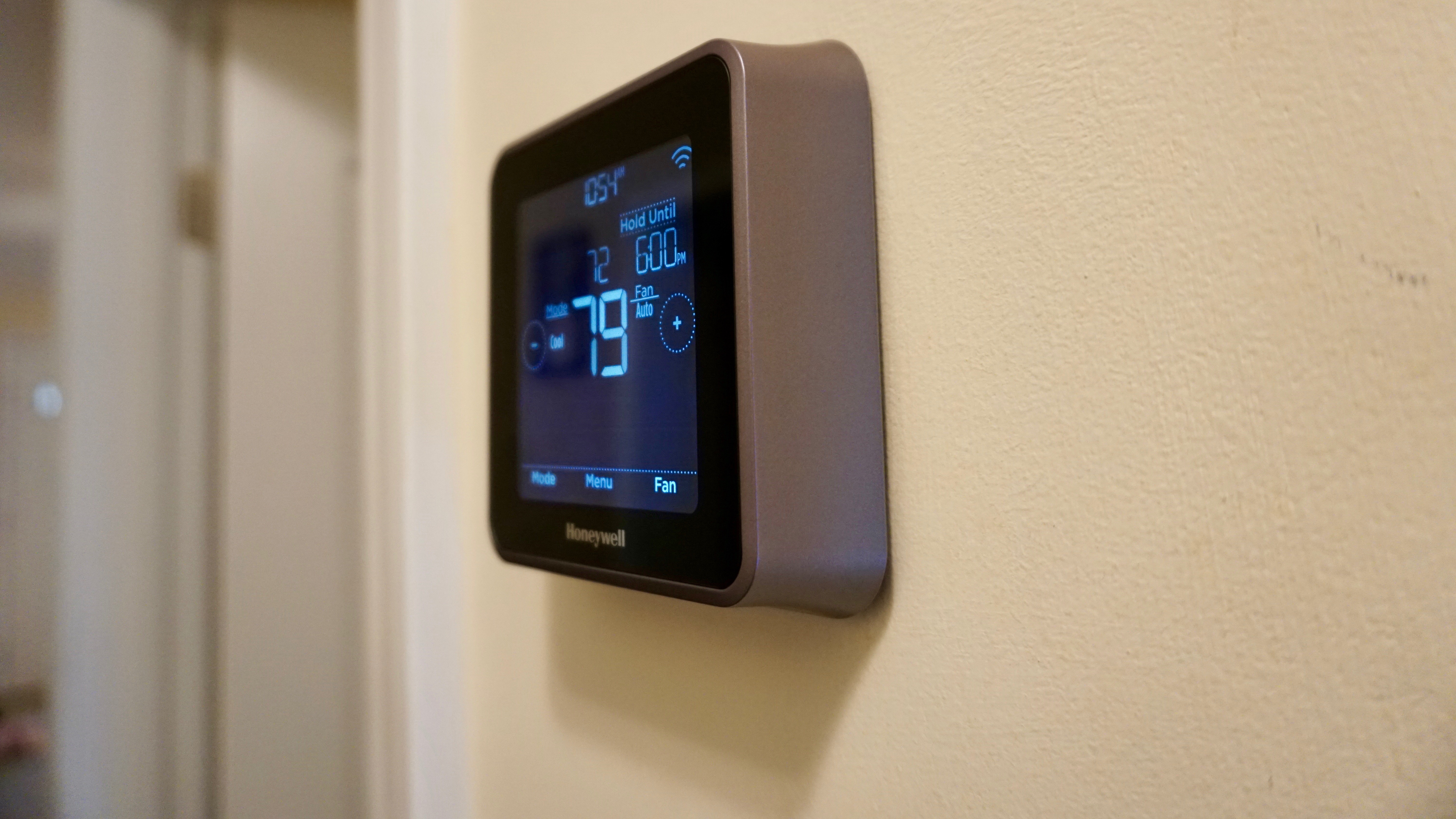 honeywell thermostat screen lights up but no display