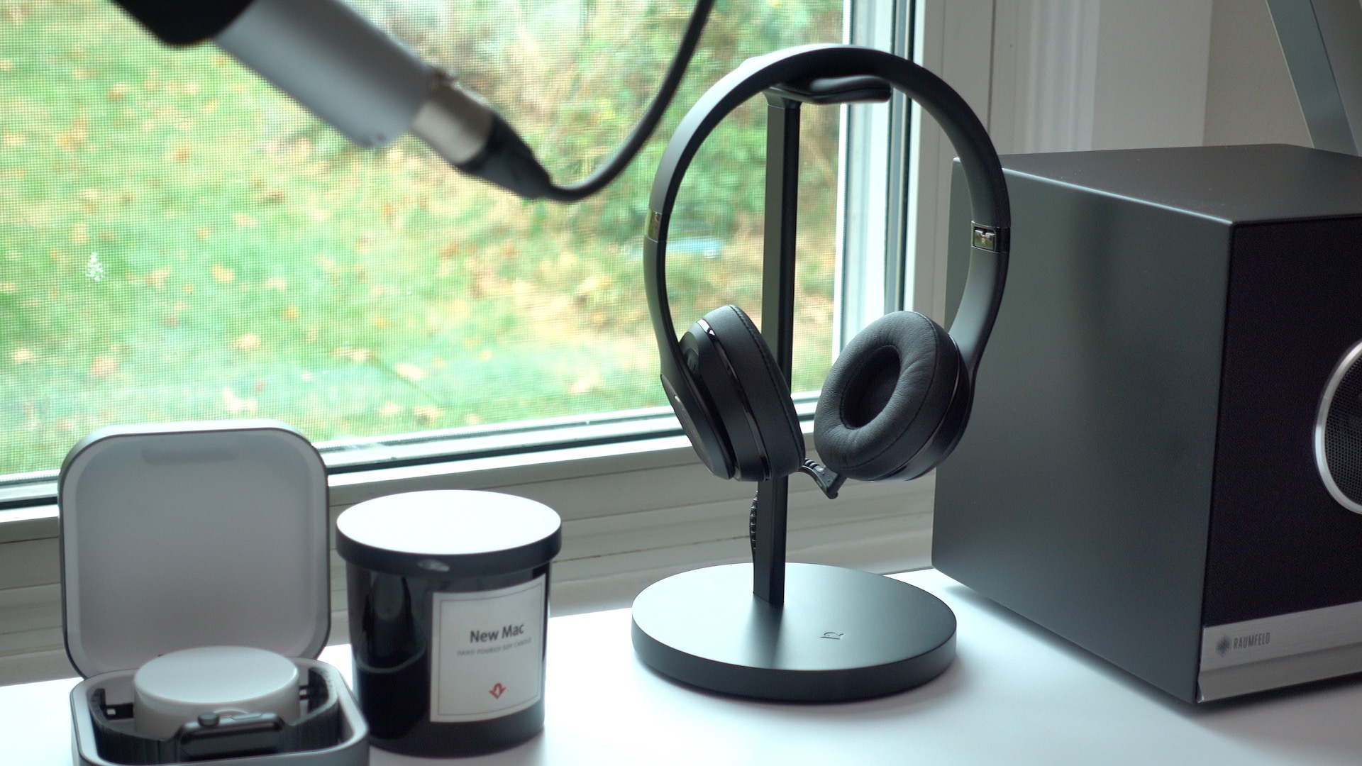 Fermata headphone charging stand 