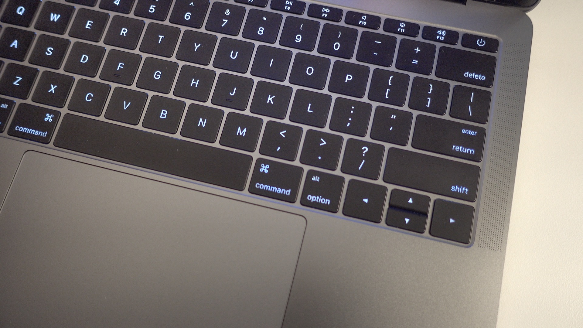 Review: Late-2016 13-inch MacBook Pro without Touch Bar [Video