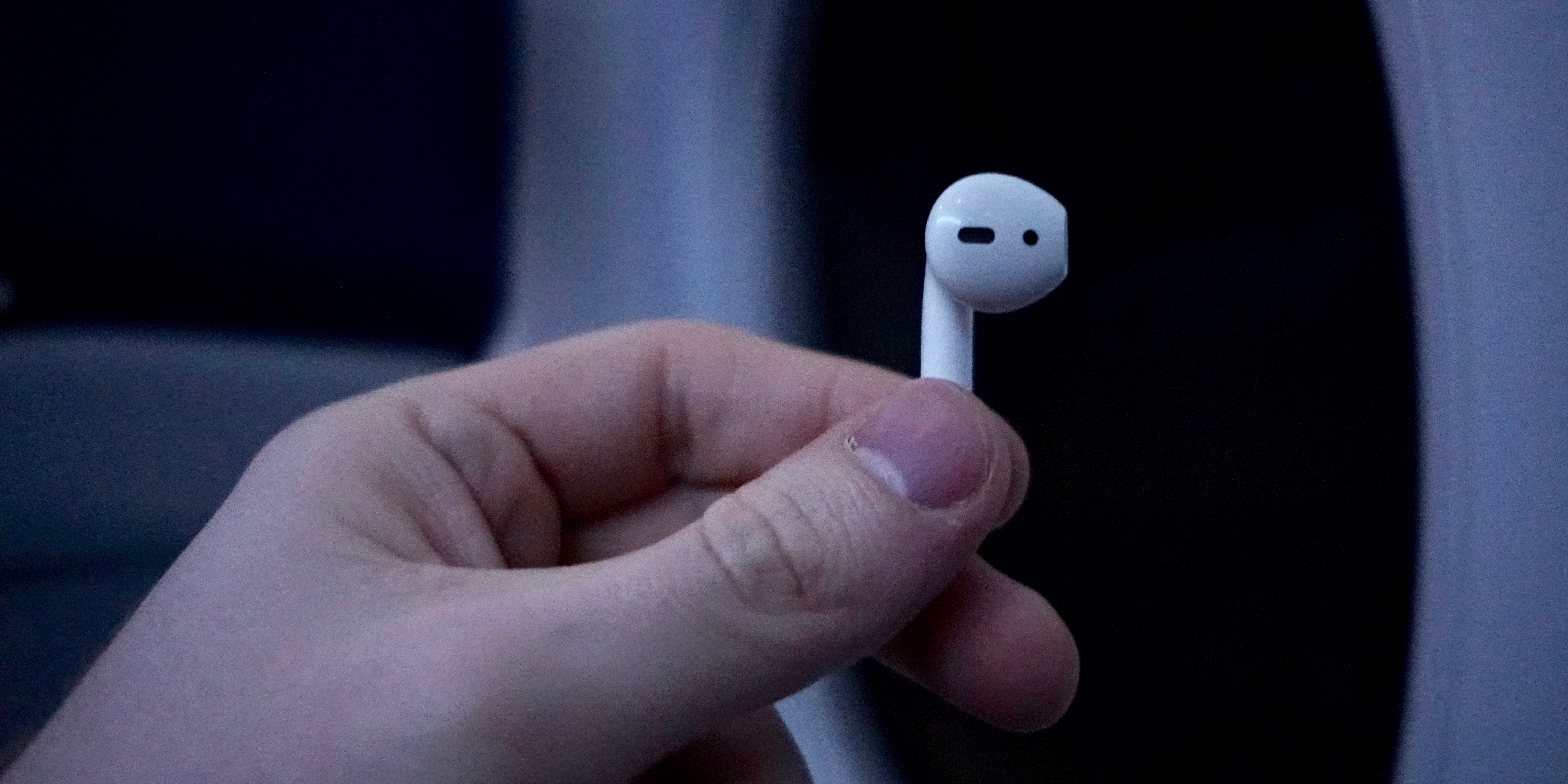 Airpods 1 прошивка. AIRPODS Pro 2nd Generation. AIRPODS В руке. Айрподс про наушники в руках. AIRPODS 2 В руках.