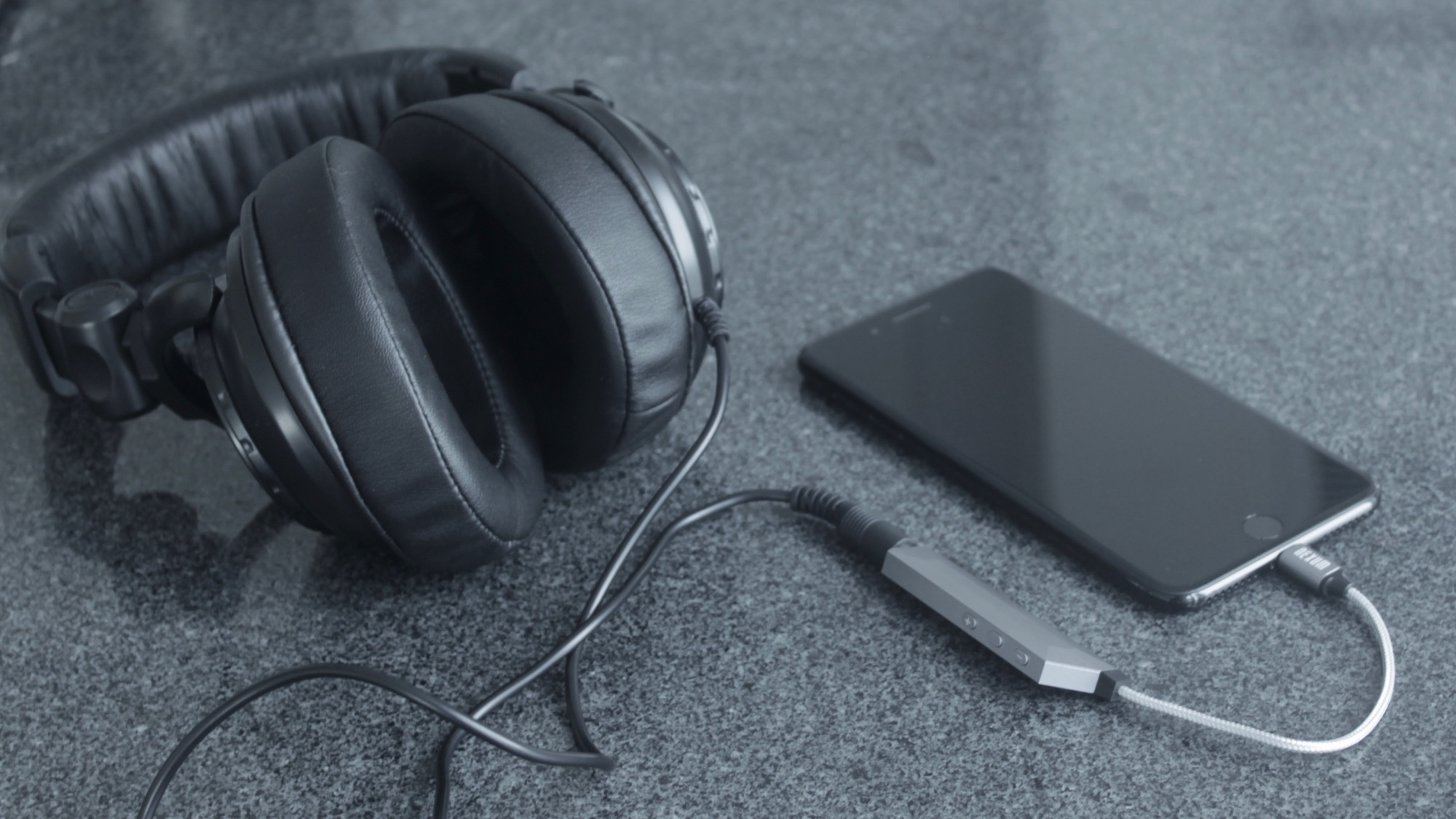 Review AQUA's batteryfree headphone amp improves audio on your iPhone