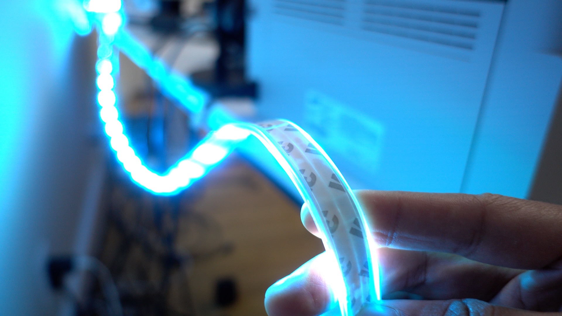 hands-on-philips-hue-lightstrip-plus-gives-you-iphone-controlled