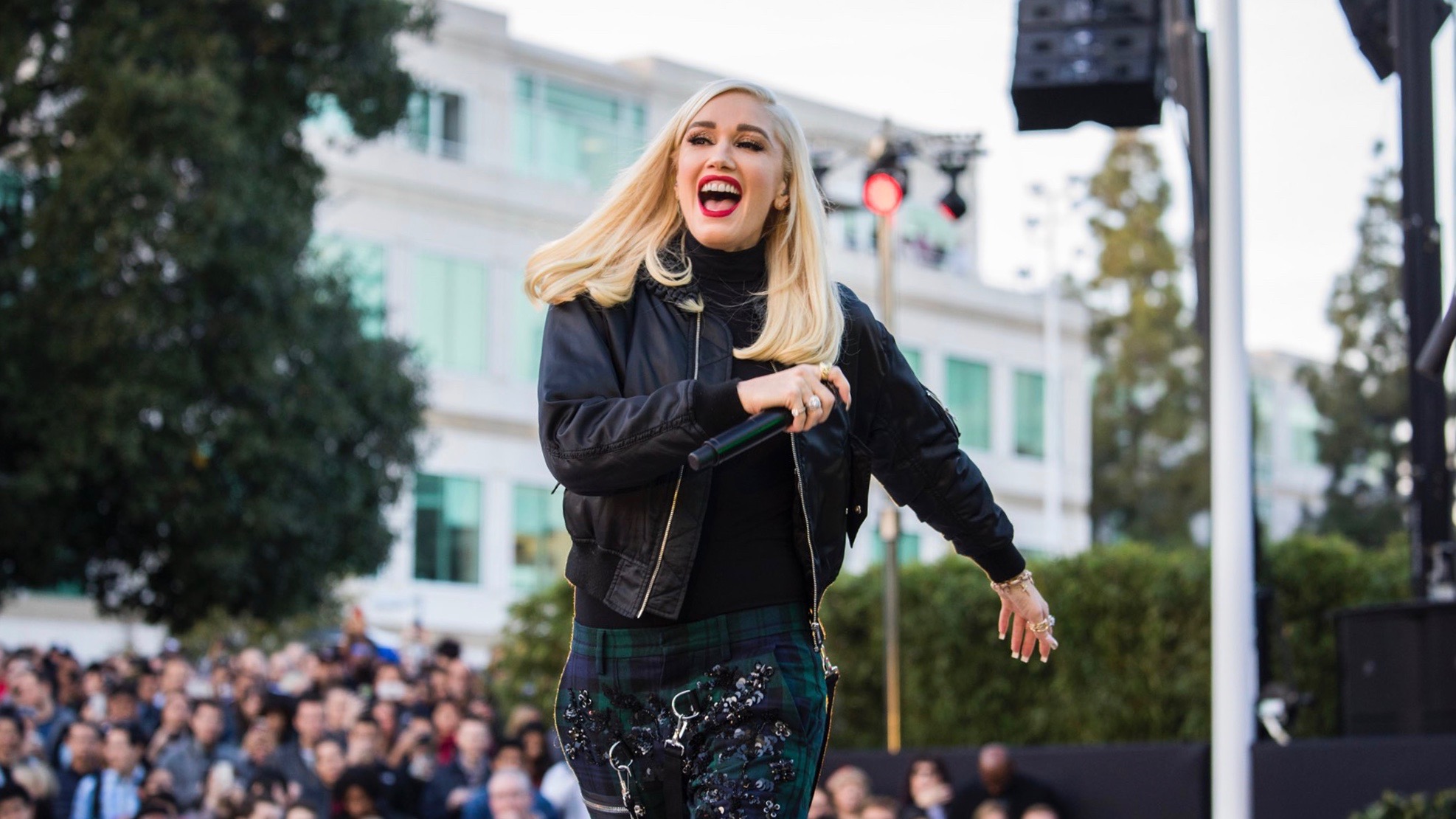 Apple Gets Into The Holiday Spirit W Beer Bash Concert Featuring Gwen Stefani 9to5mac
