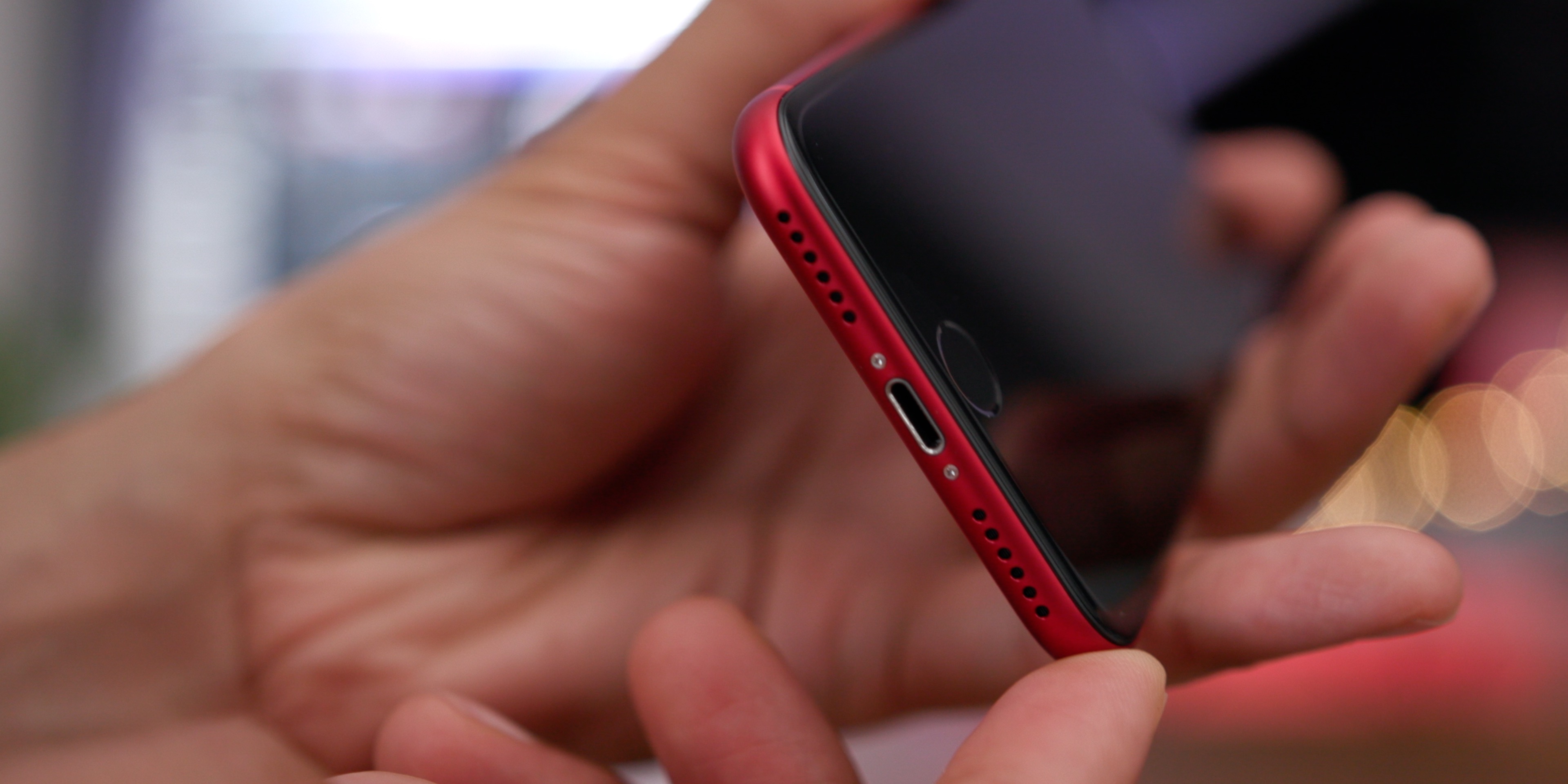 Iphone 8 Plus Red в руке