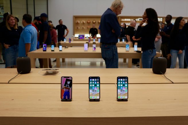 Photos: Apple welcomes customers to new stores at Orland Square Mall ...