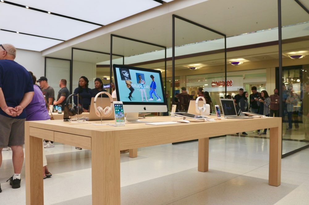 Photos Apple customers to new stores at Orland Square Mall