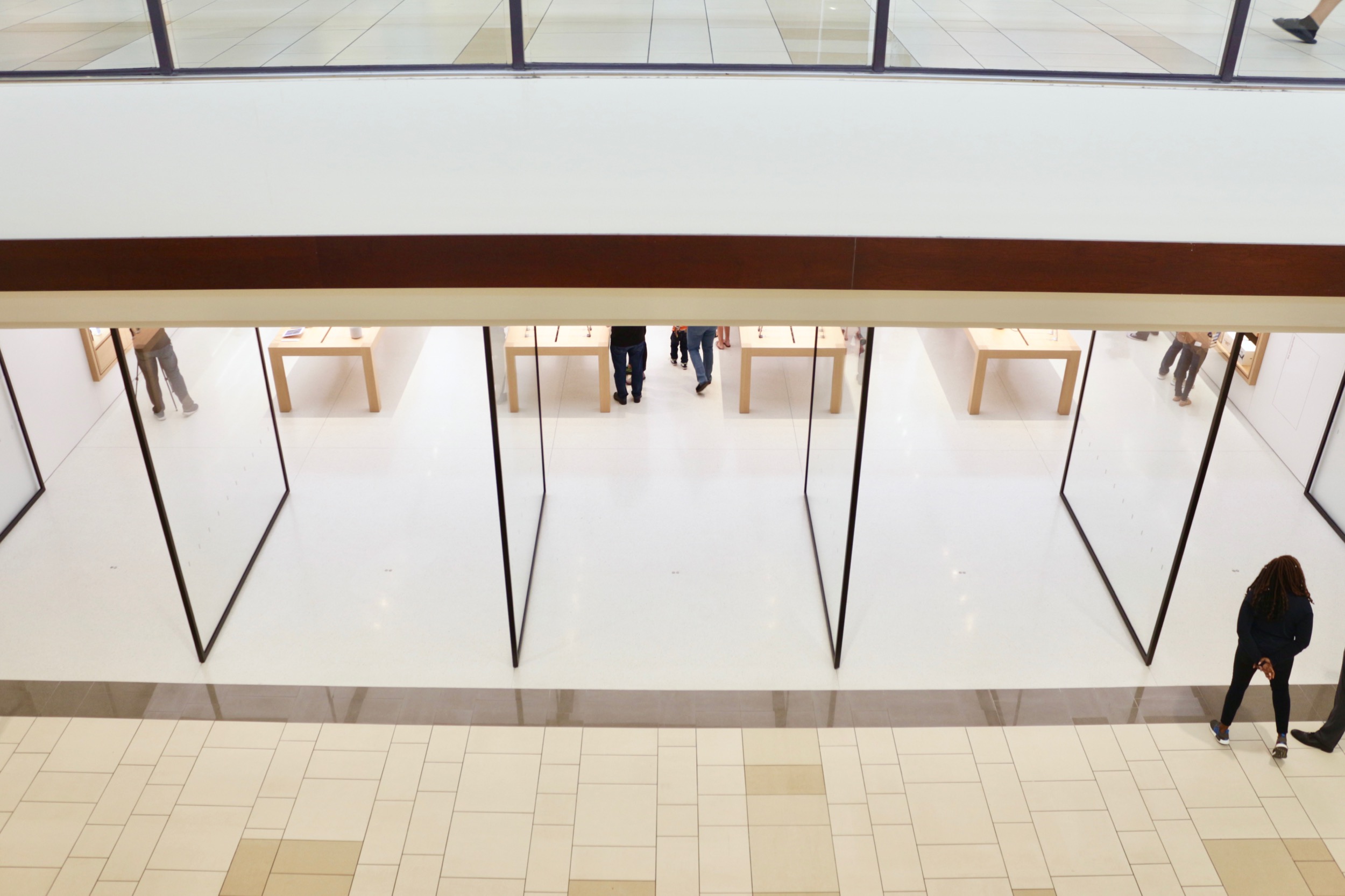 Photos Apple customers to new stores at Orland Square Mall