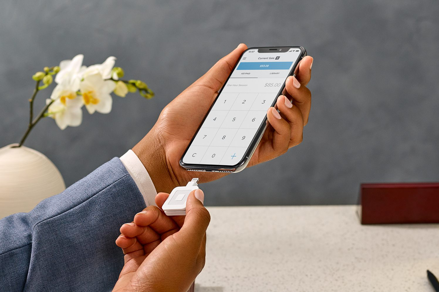square-introduces-new-lightning-credit-card-reader-for-iphones-without