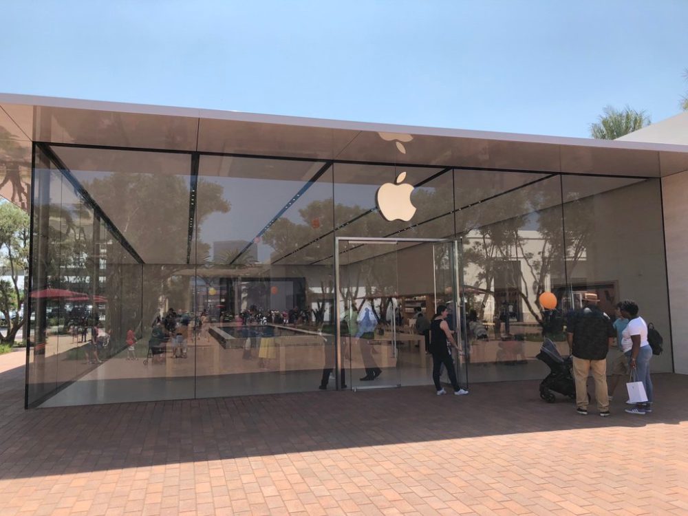Photos Apple customers to new stores at Orland Square Mall
