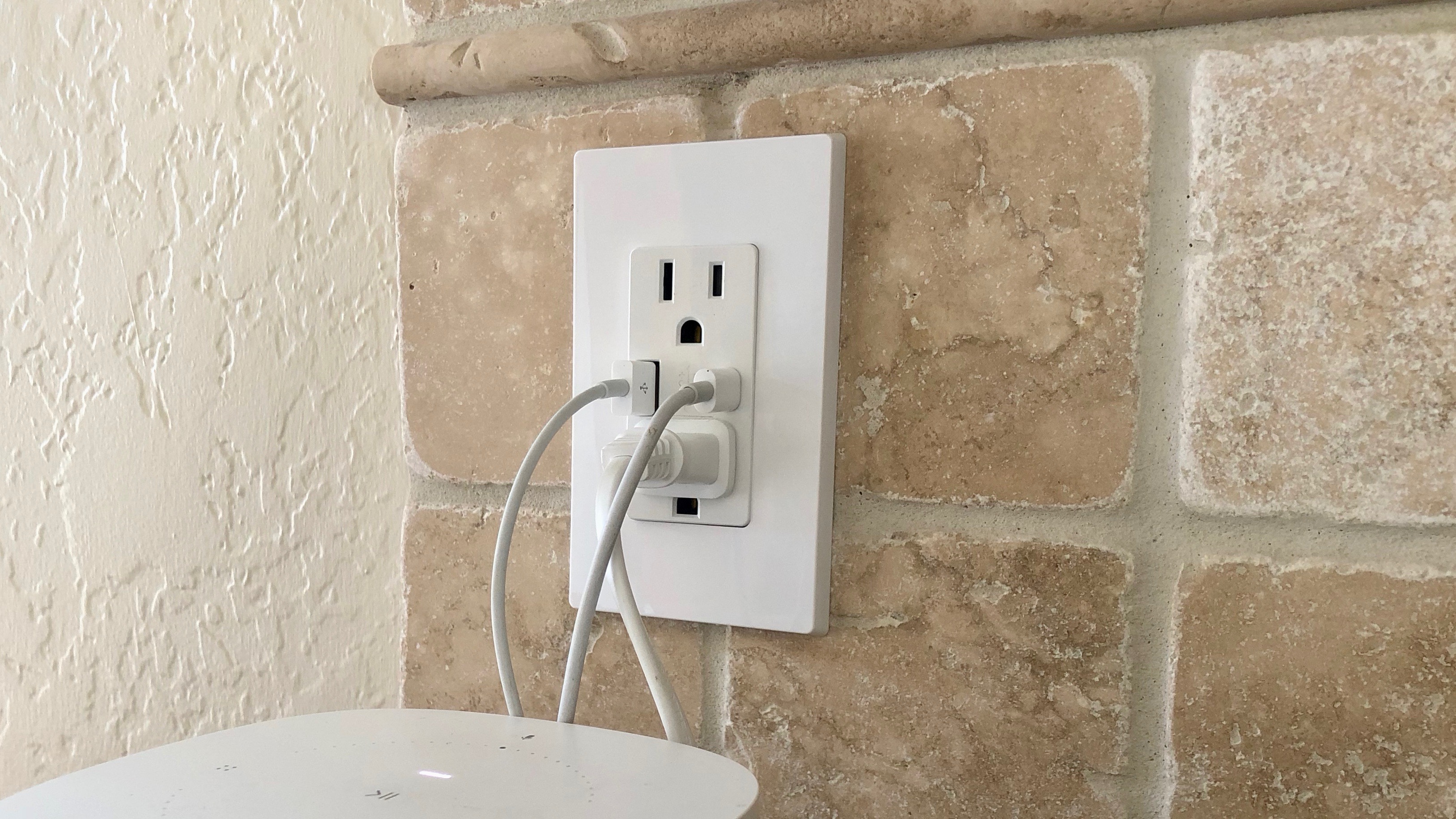 Review Leviton’s USBC & USBA wall outlet offers lots of charging