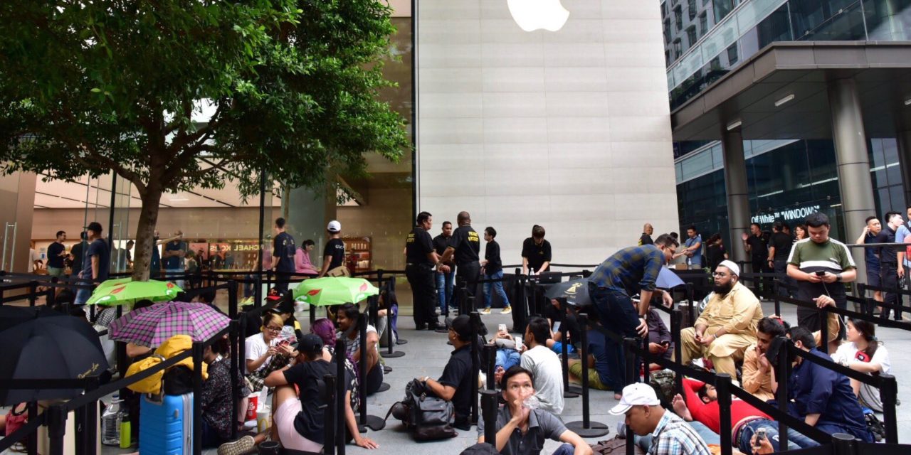 Apple Store line for iPhone XS