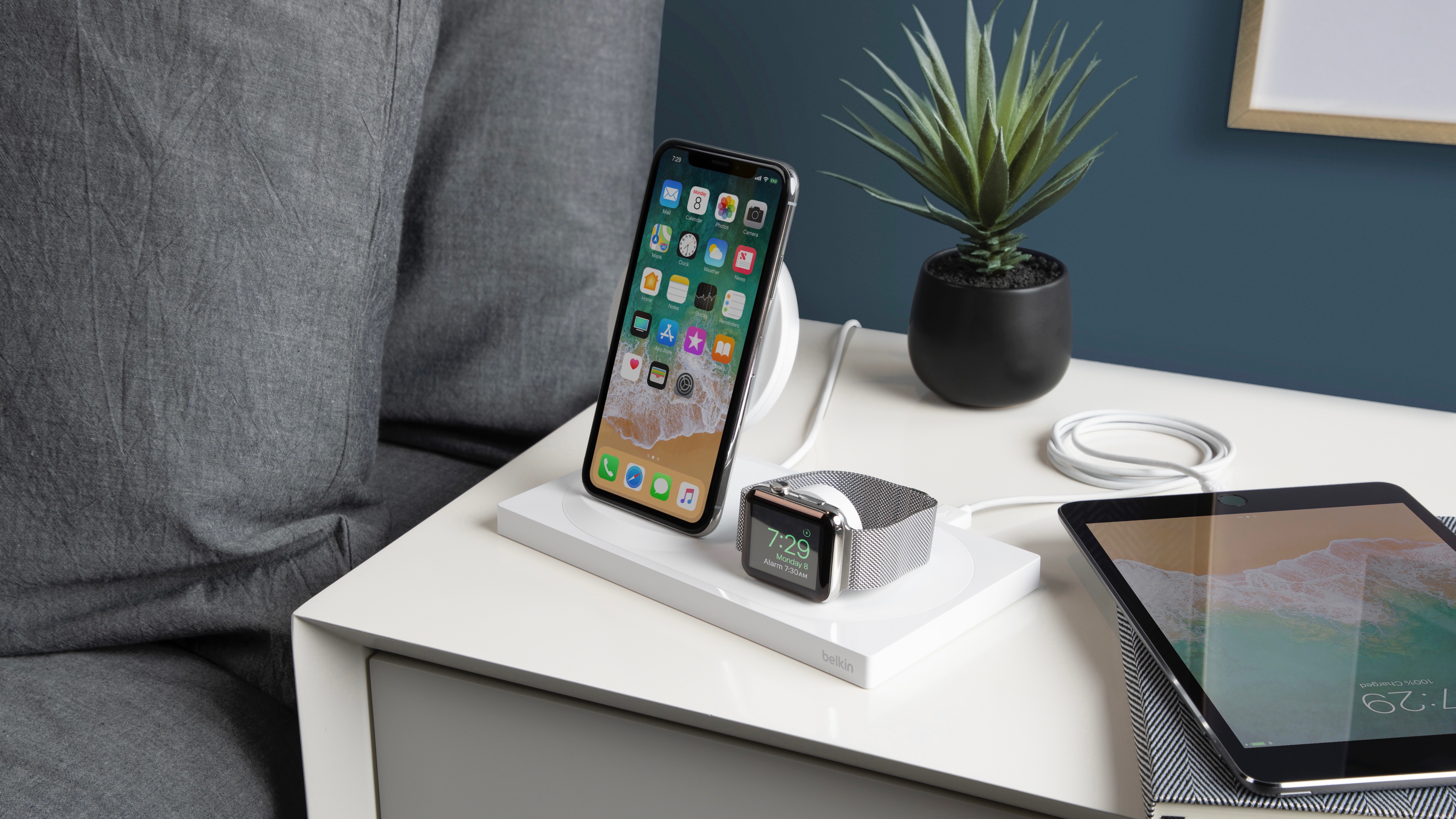 Charging table. Док станция для iphone XS Max. Apple iphone Dock. Беспроводная док станция для айфона. Современные гаджеты.