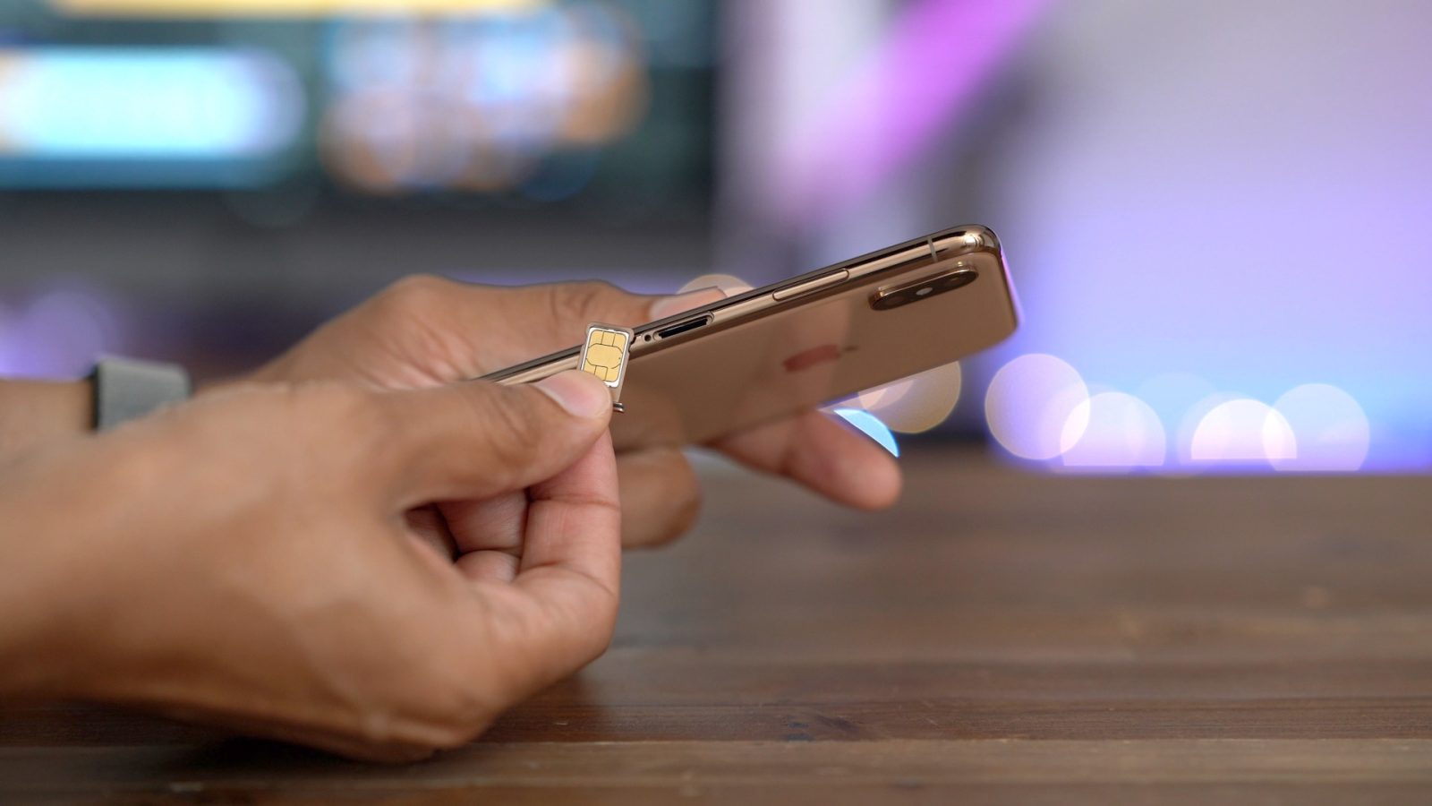 photo of AT&T becomes first major US carrier to support eSIM functionality on iPhone XS & XR image