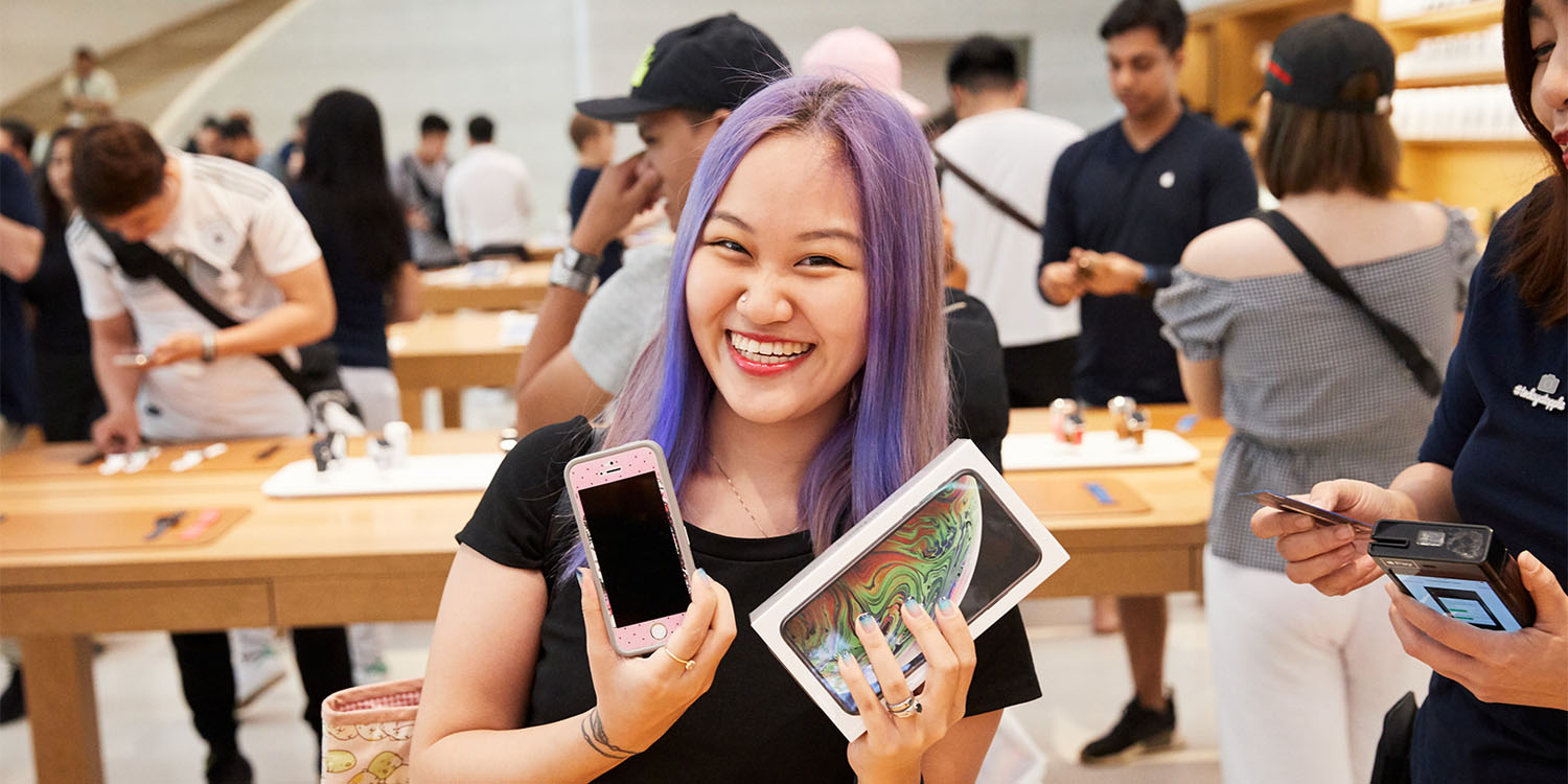 Apple shares photos of customers trying and buying iPhone XS