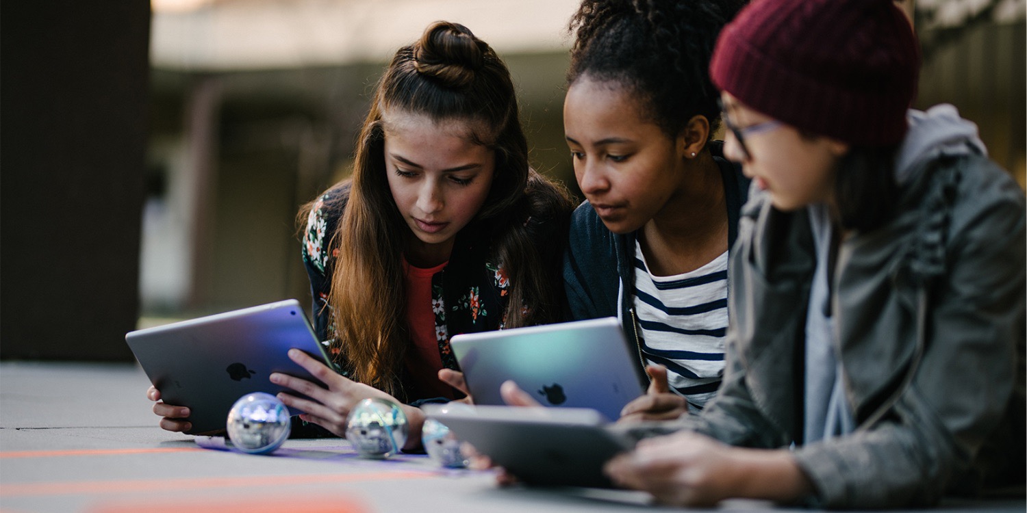 Among adolescents. International Art Education week. A teenager with an iphone. Teenagers using Technologies. "Everyone uses it фото пример.