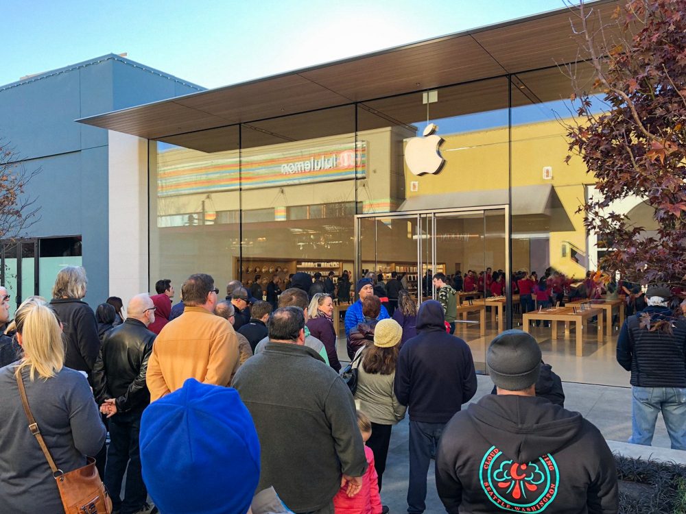 As lojas Third Street Promenade e Alderwood Apple reabrem com as