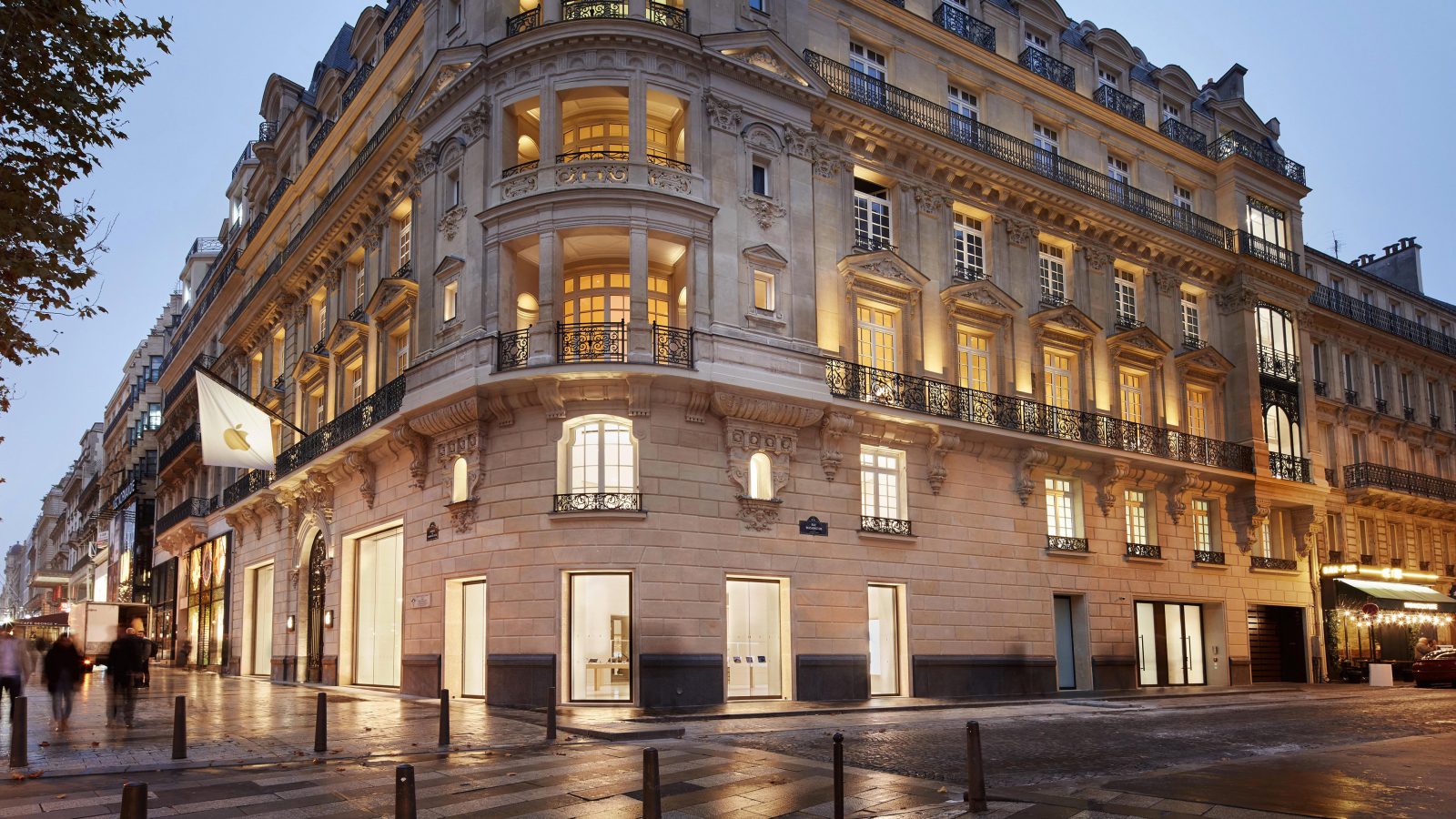 Apple's opulent Forum on Champs-Élysées previewed ahead of Sunday grand opening ...