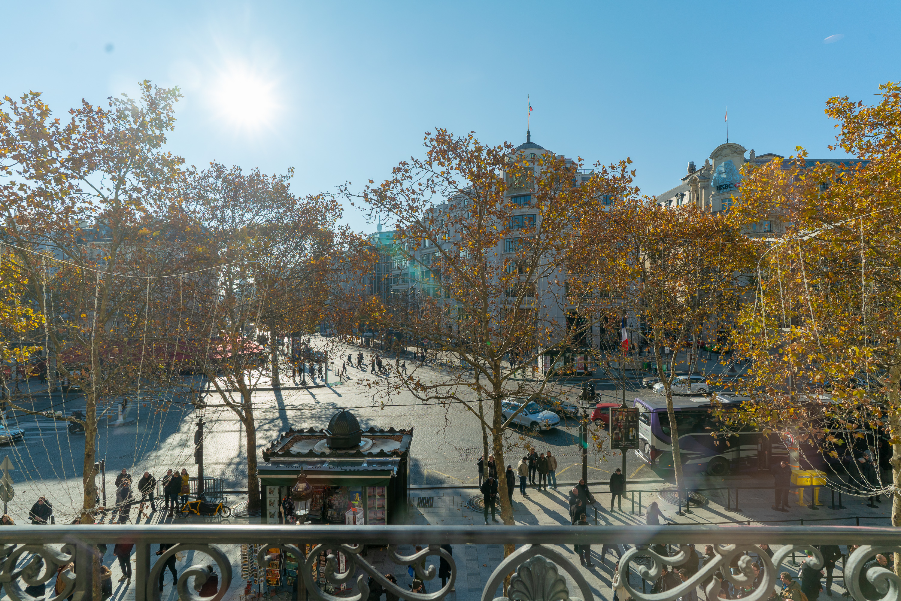 Gallery: Apple Champs-Élysées Makes A Grand Debut In Paris - 9to5Mac