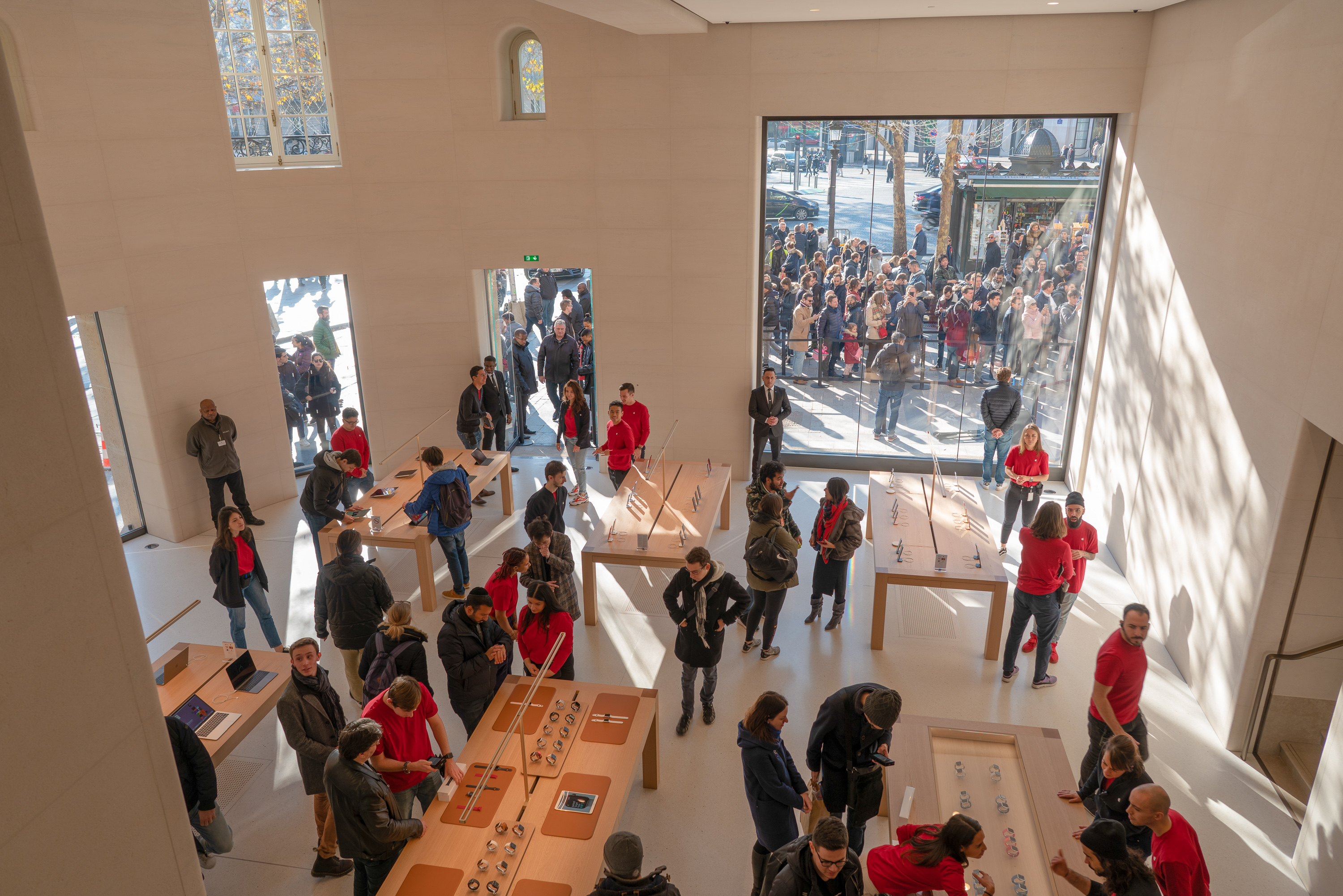 Gallery: Apple Champs-Élysées Makes A Grand Debut In Paris - 9to5Mac